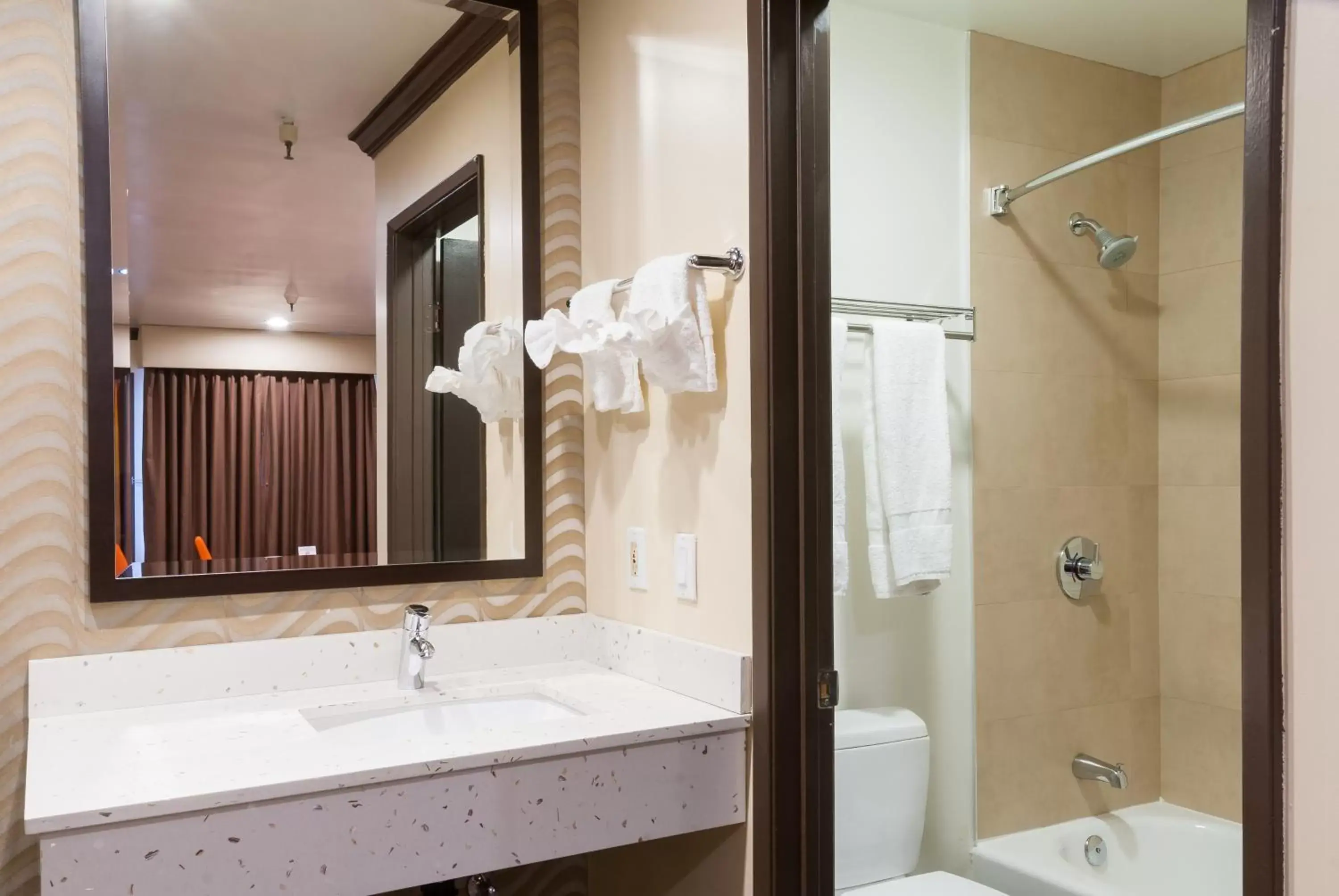 Bathroom in Redondo Pier Inn