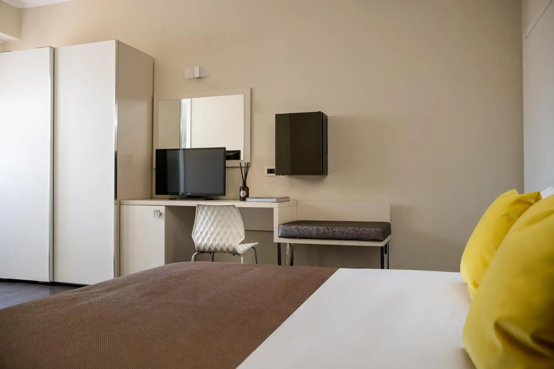 Bedroom, TV/Entertainment Center in Hotel Lalla & Villa Orly Beauty & Relax