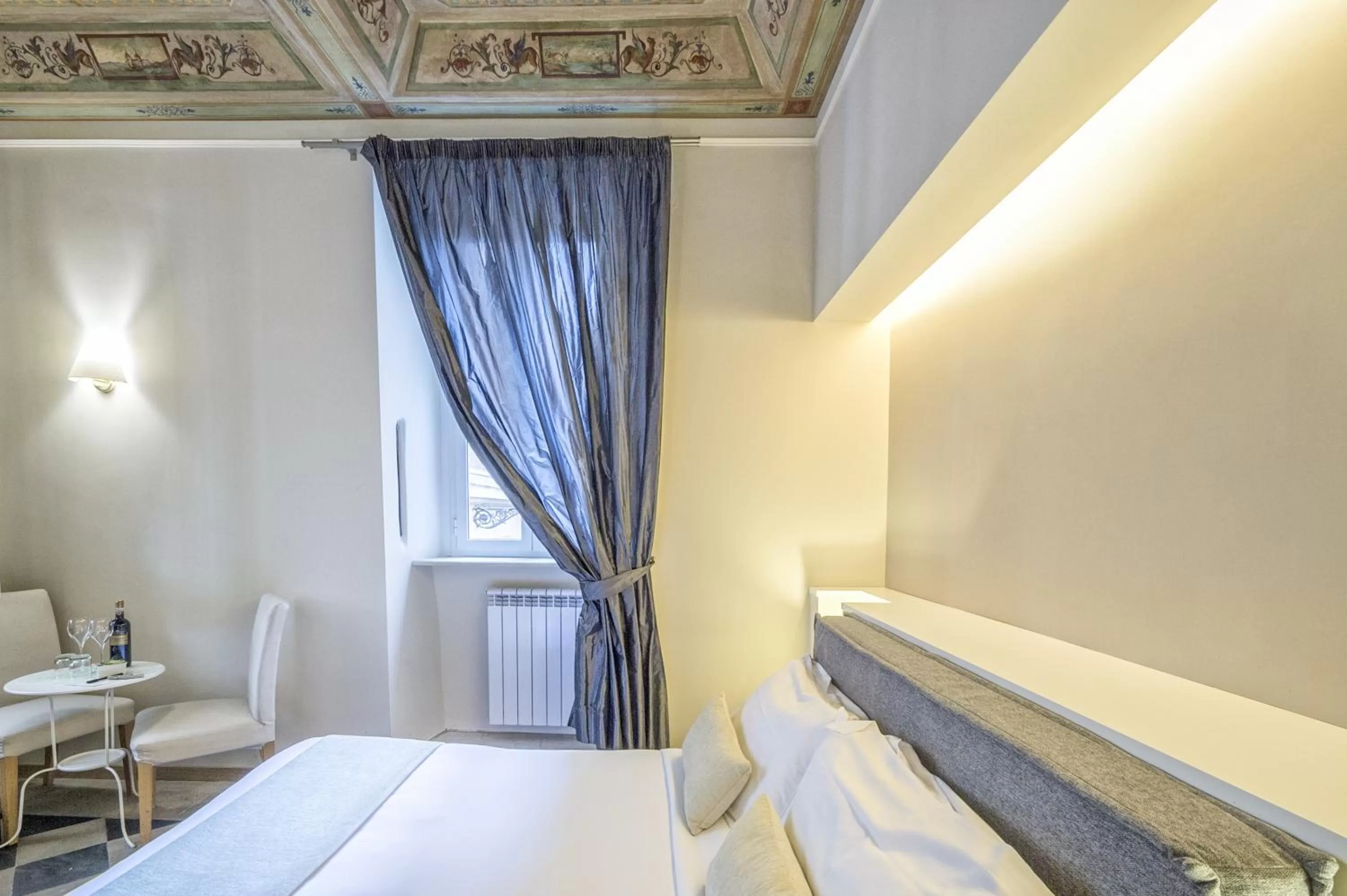 Photo of the whole room, Bed in Little Queen Suite