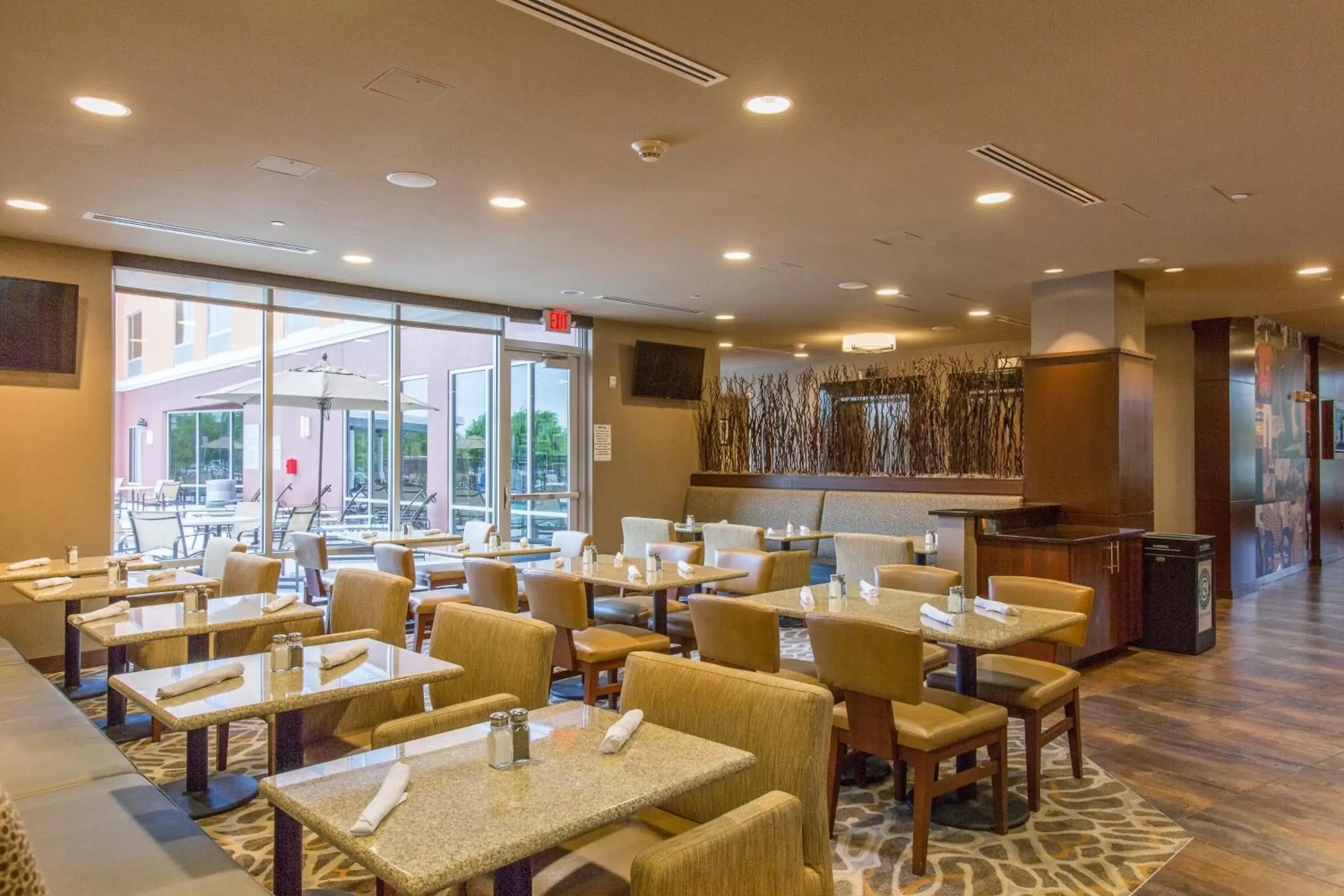 Restaurant/places to eat, Lounge/Bar in Cambria Hotel Plano - Frisco