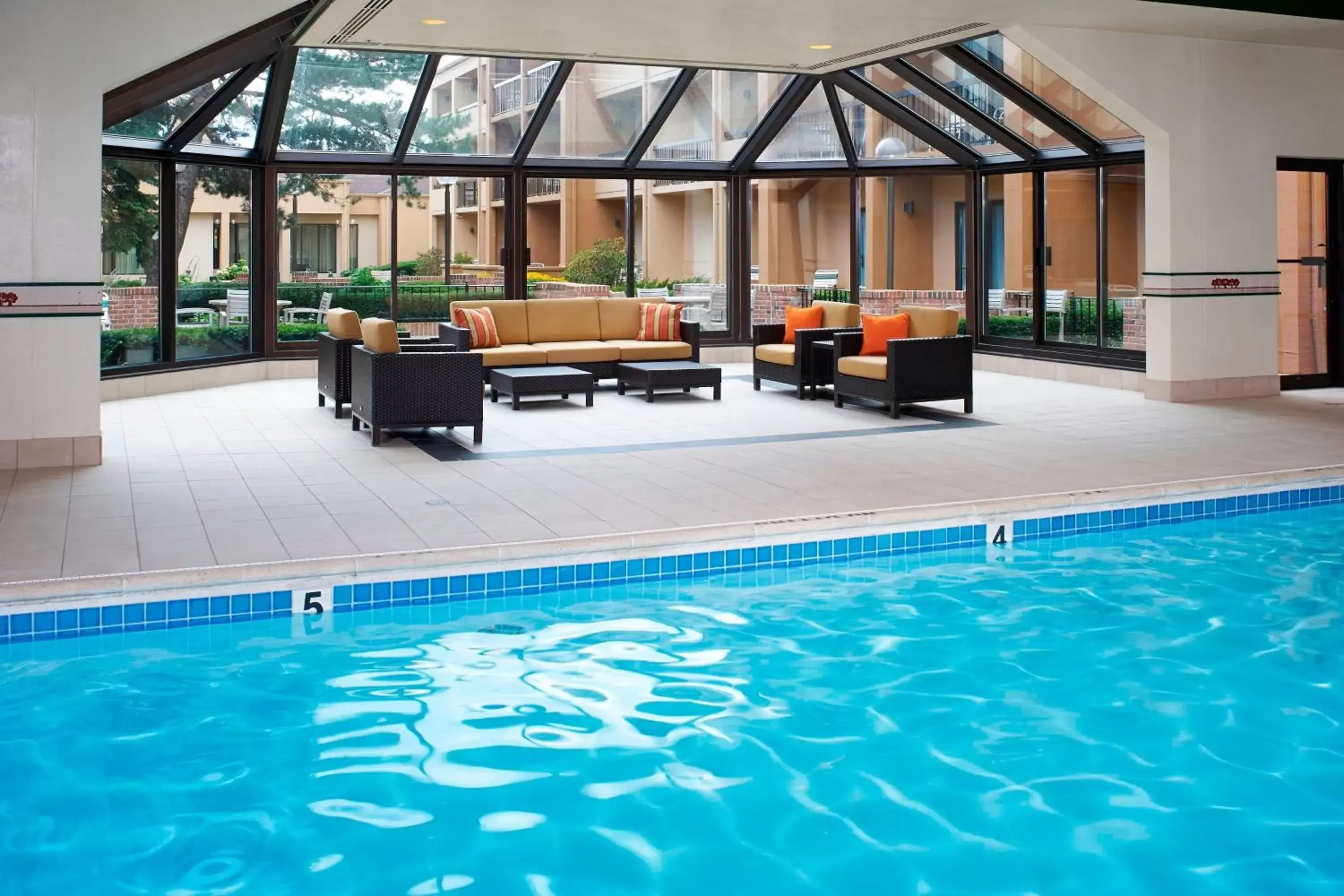 Swimming Pool in Courtyard Chicago Arlington Heights/South