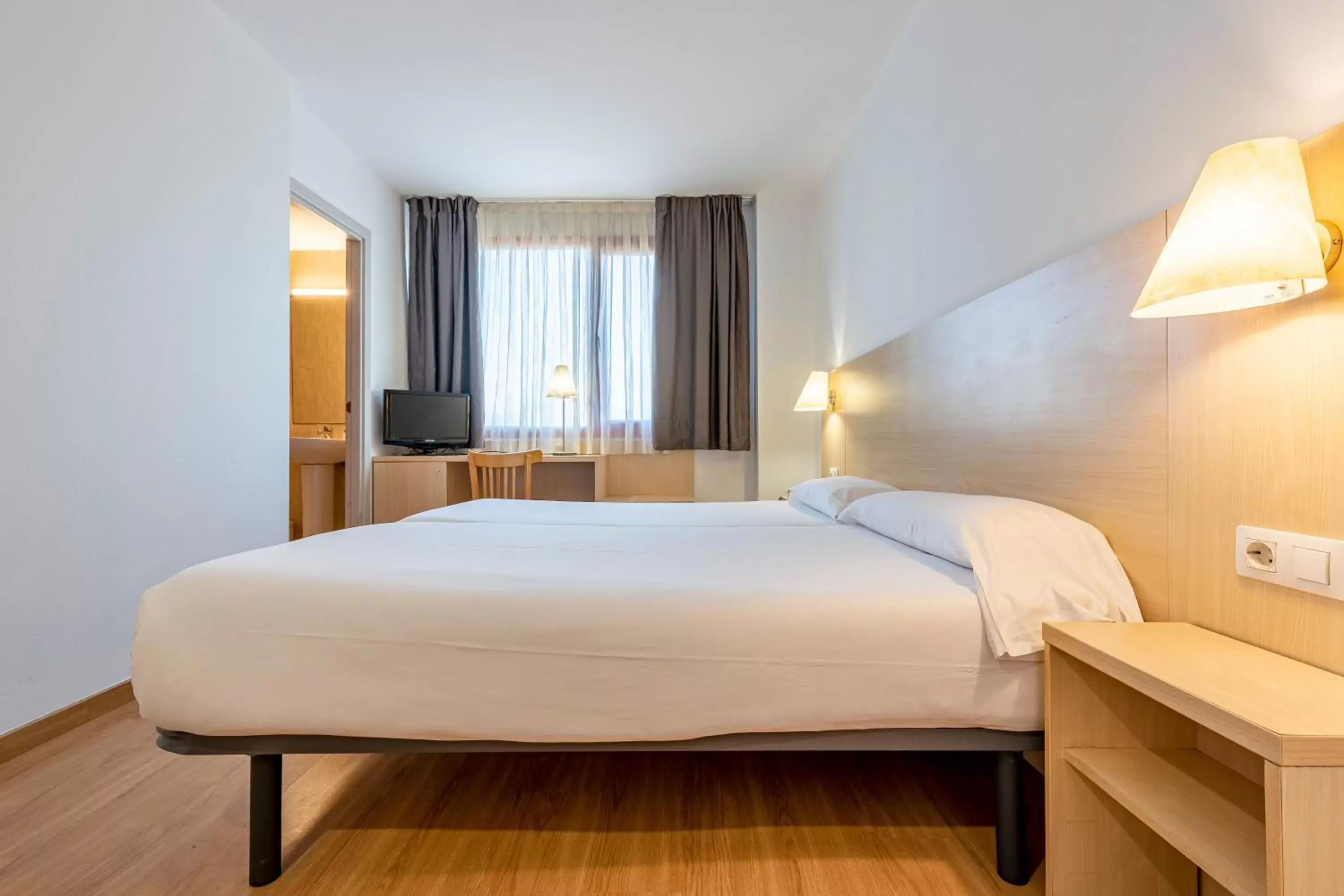 Bed in Hotel Basic