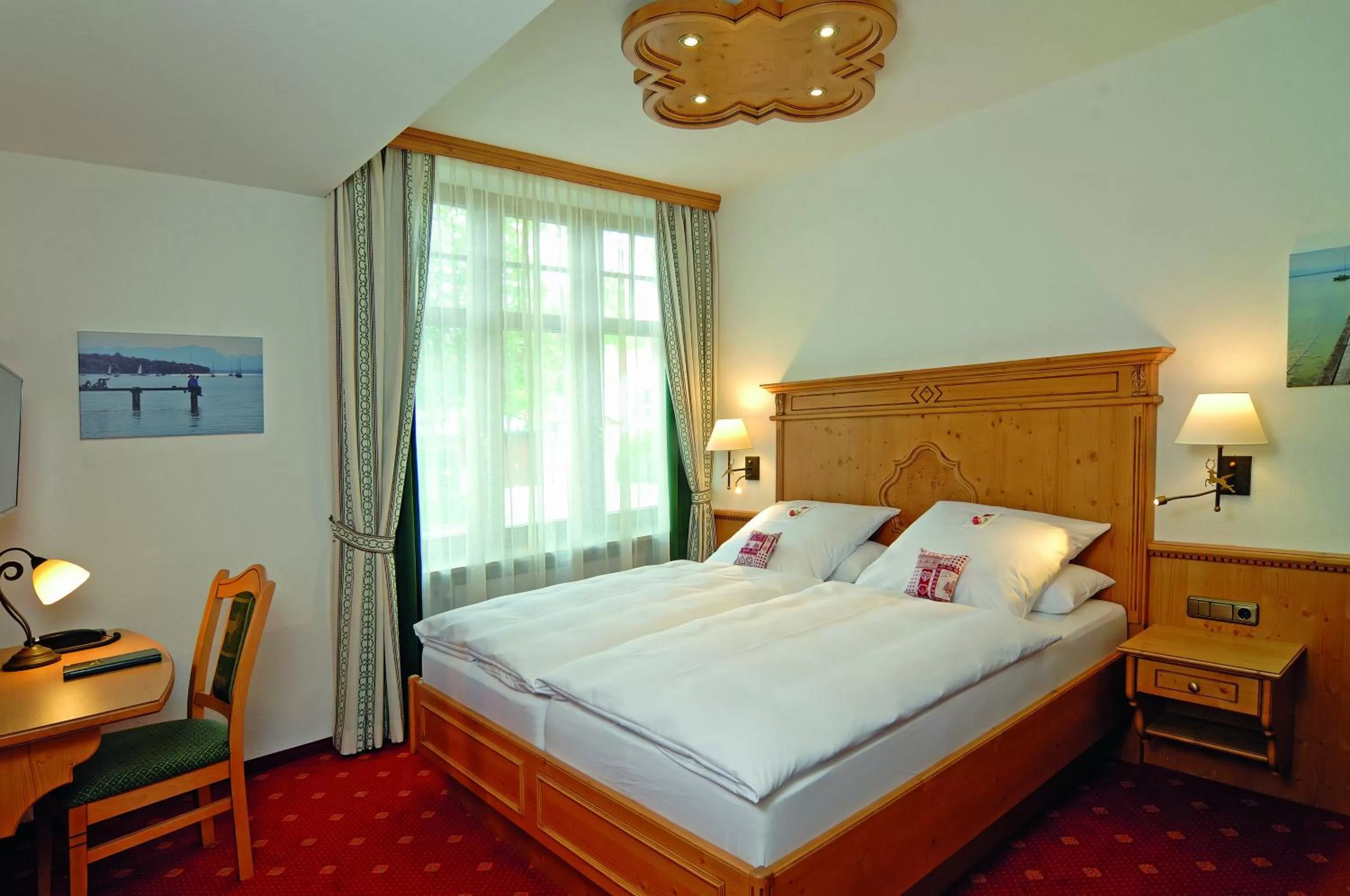 Bedroom, Bed in Hotel Alpenhof - ruhige Wohlfühloase zwischen München, dem Fünf-Seenland und den Bergen, in S-Bahnnähe