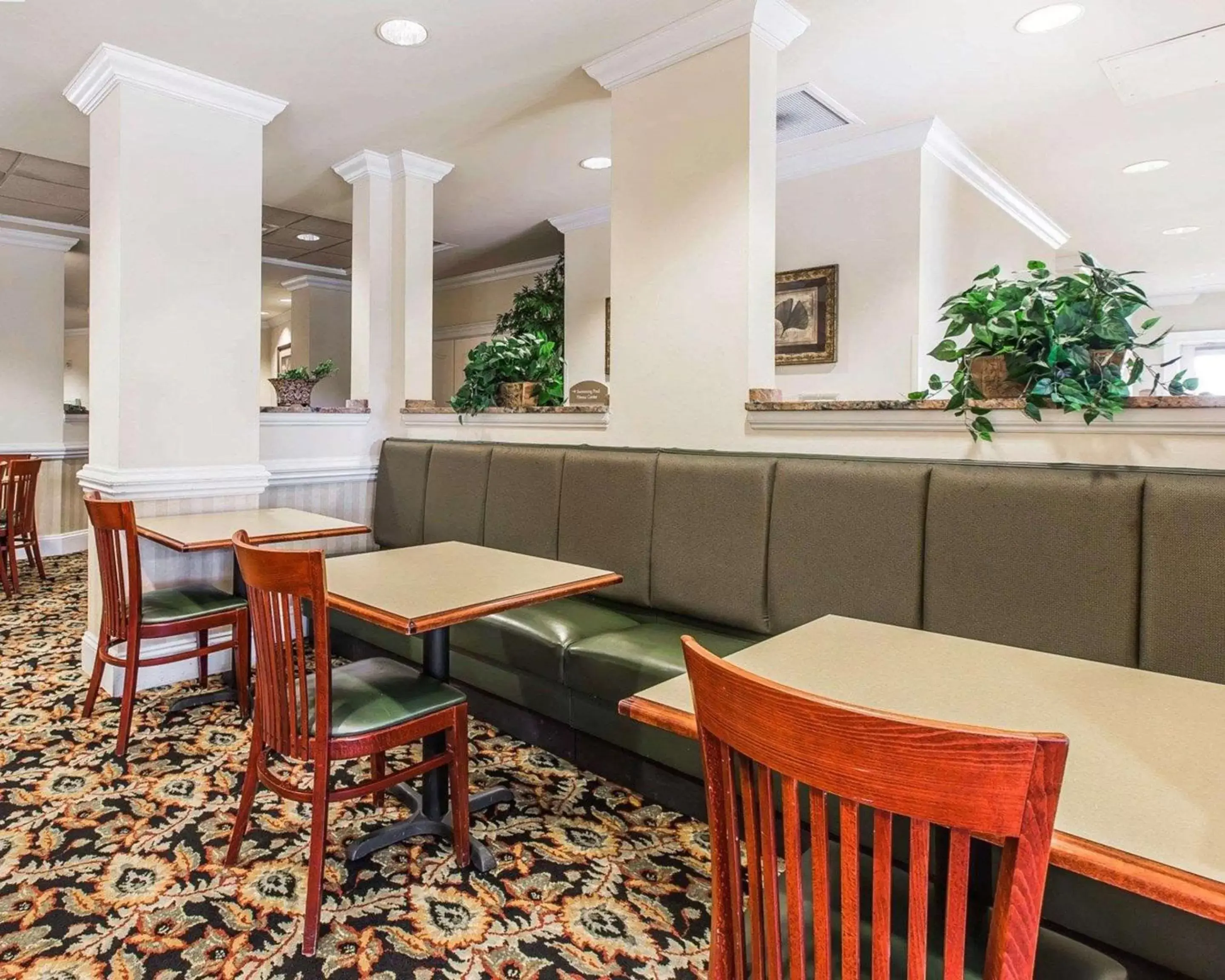 Restaurant/Places to Eat in Comfort Suites