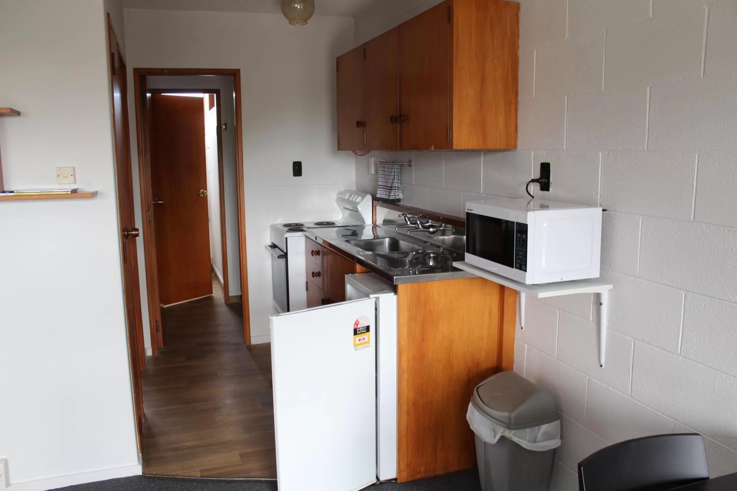 Kitchen or kitchenette in Elmore Lodge Motel