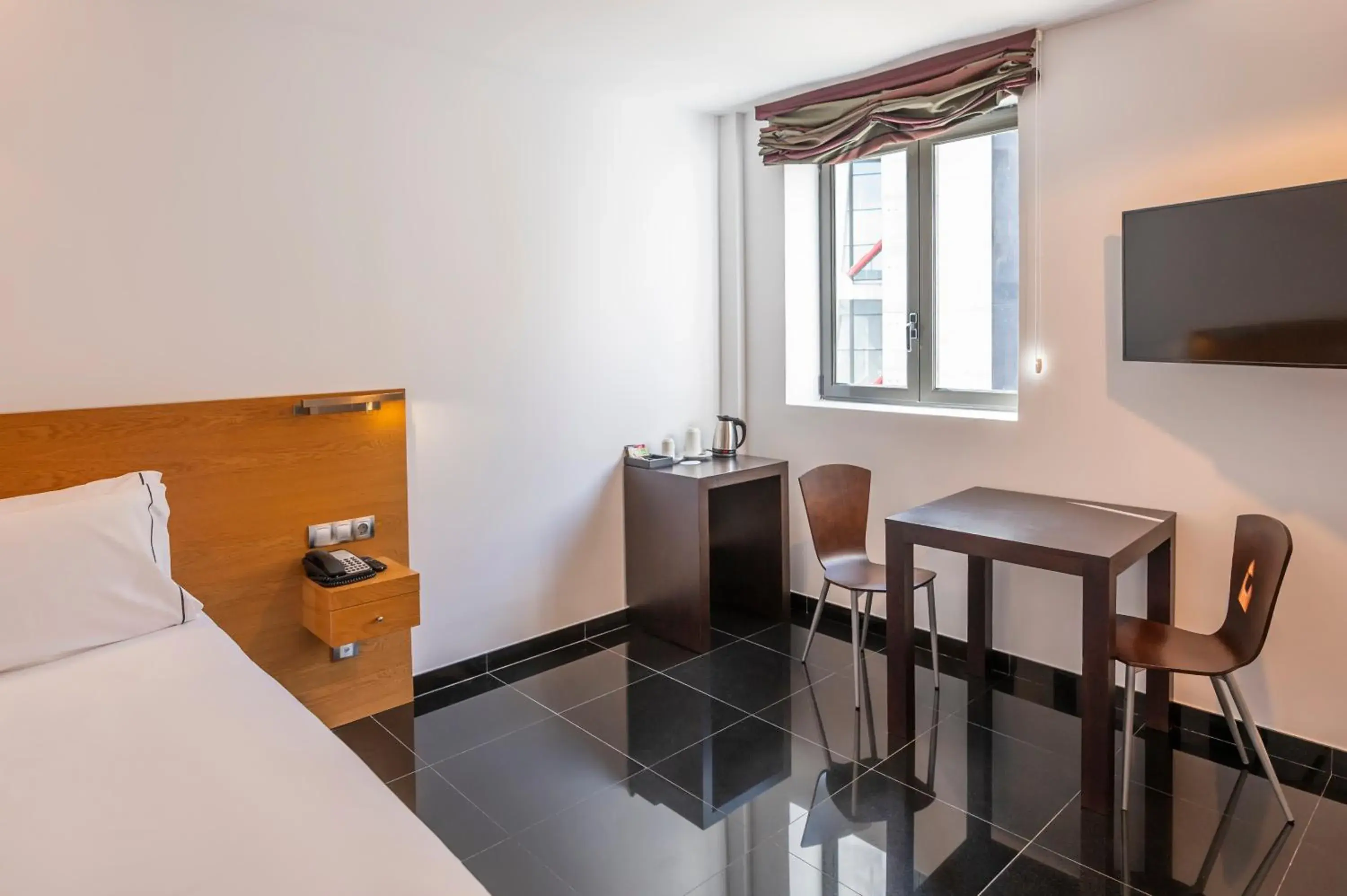 Bed in Hesperia Fira Bed in Hesperia Fira