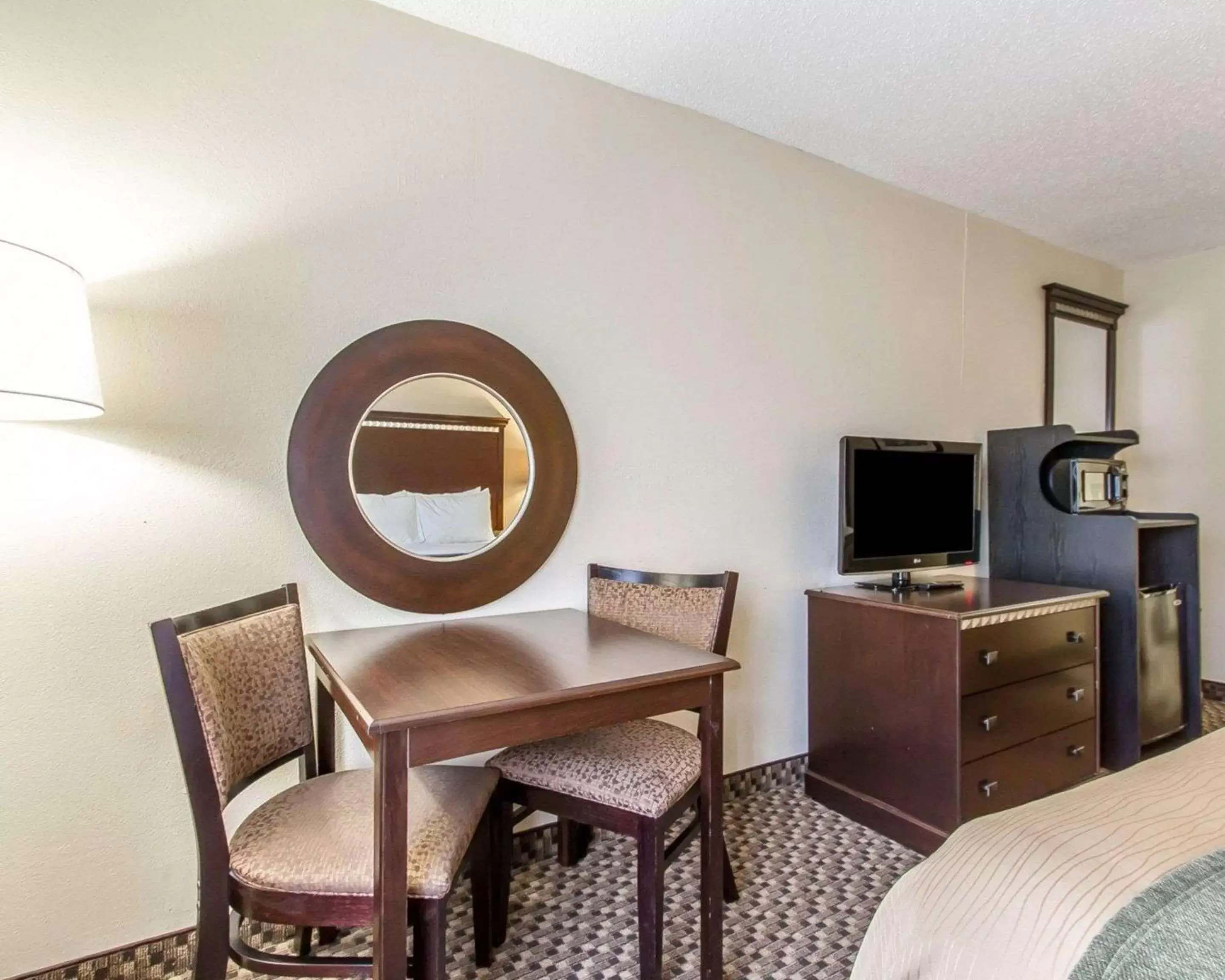 Photo of the whole room, Dining Area in Quality Inn Macomb near University Area