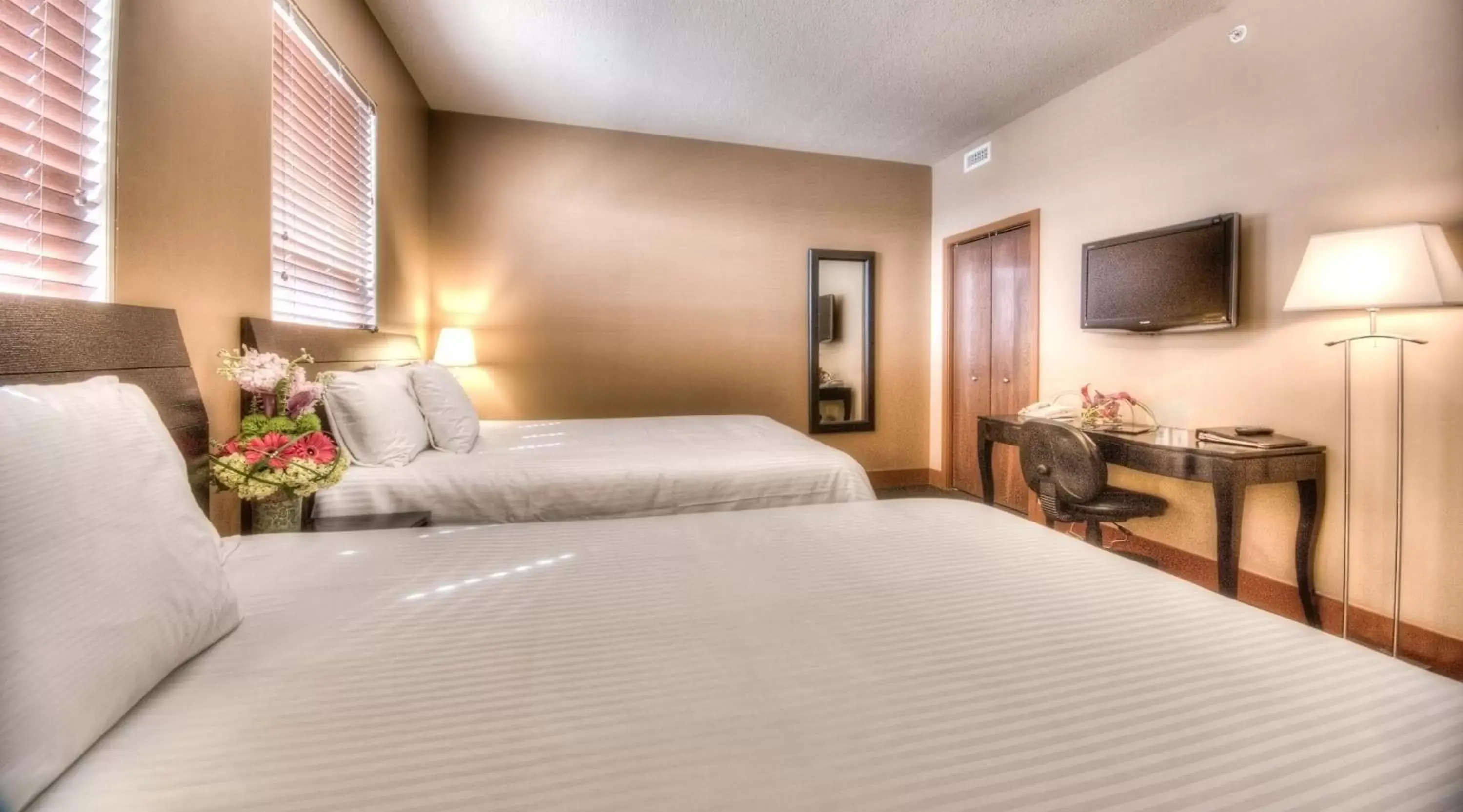 Bed in Podollan Inn & Spa - Grande Prairie