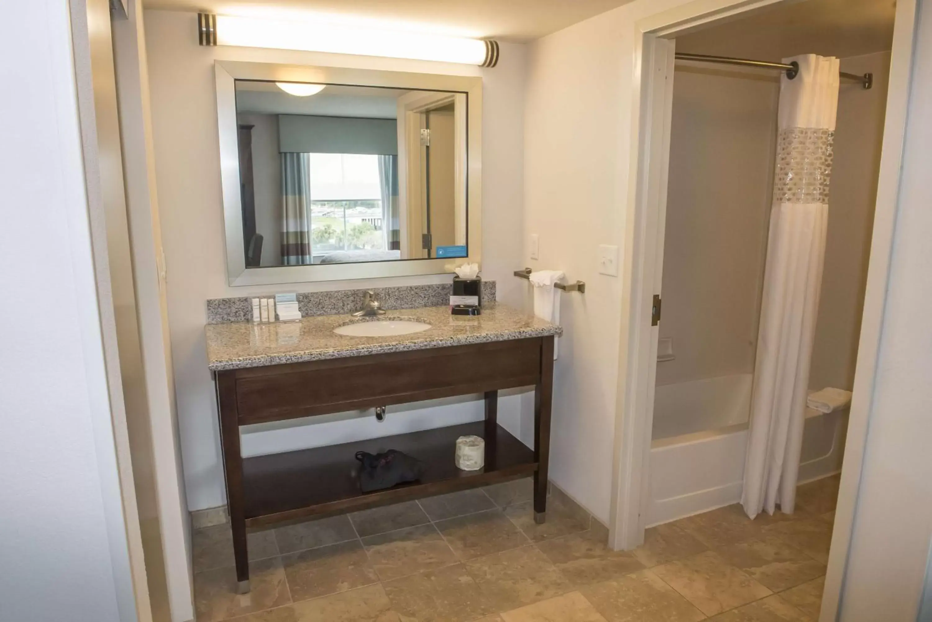 Bathroom in Hampton Inn & Suites Orlando North Altamonte Springs