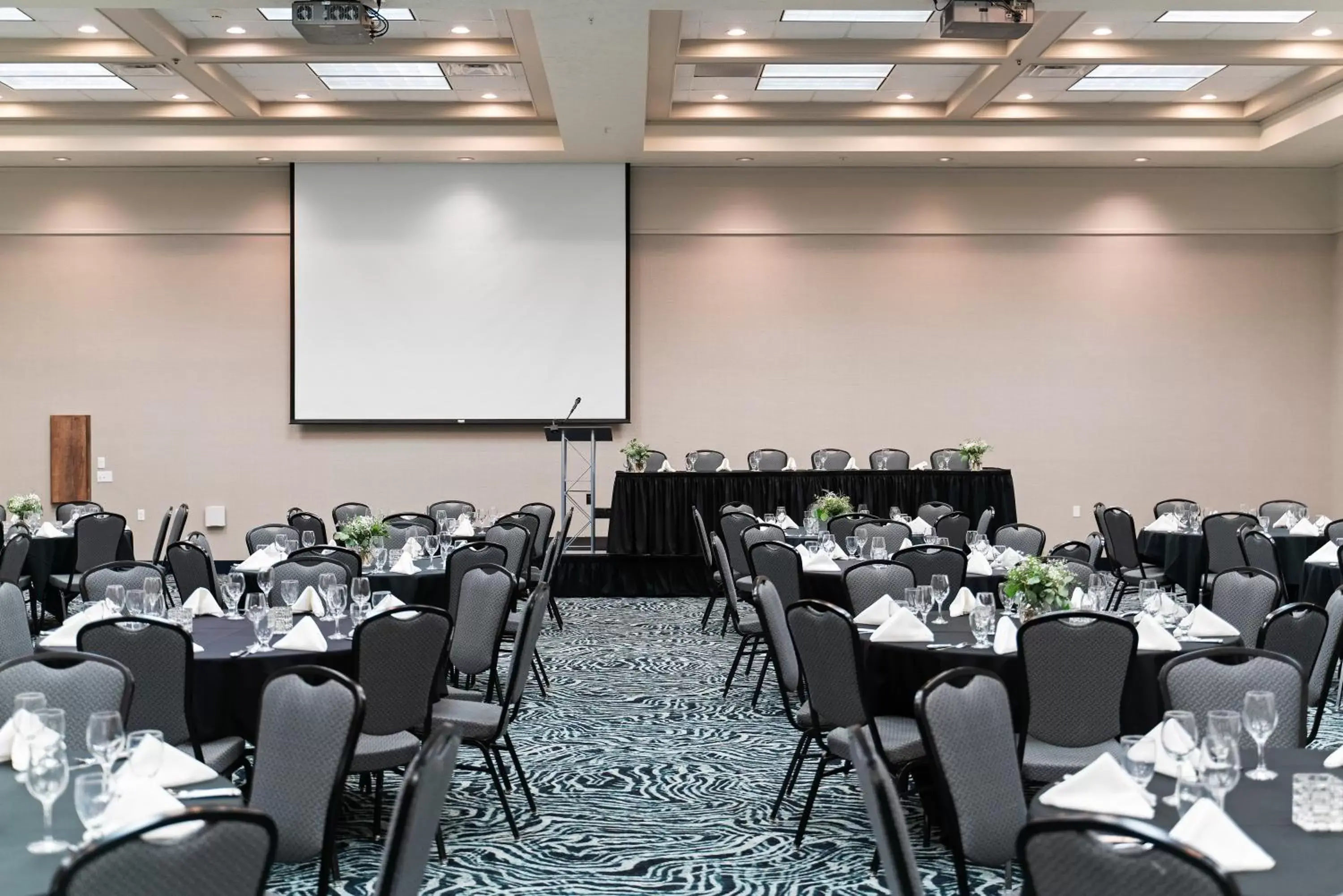 Meeting/conference room, Restaurant/Places to Eat in Holiday Inn Kearney, an IHG Hotel