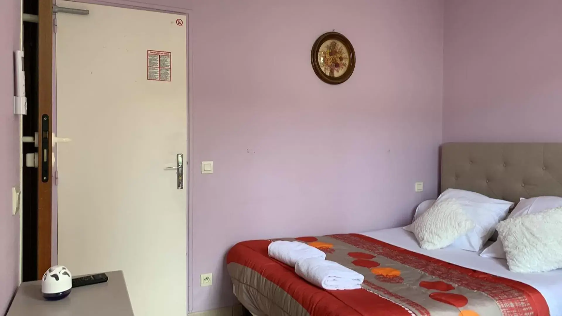 Bed in HOTEL DU CYGNE DE LA CROIX BLANCHE