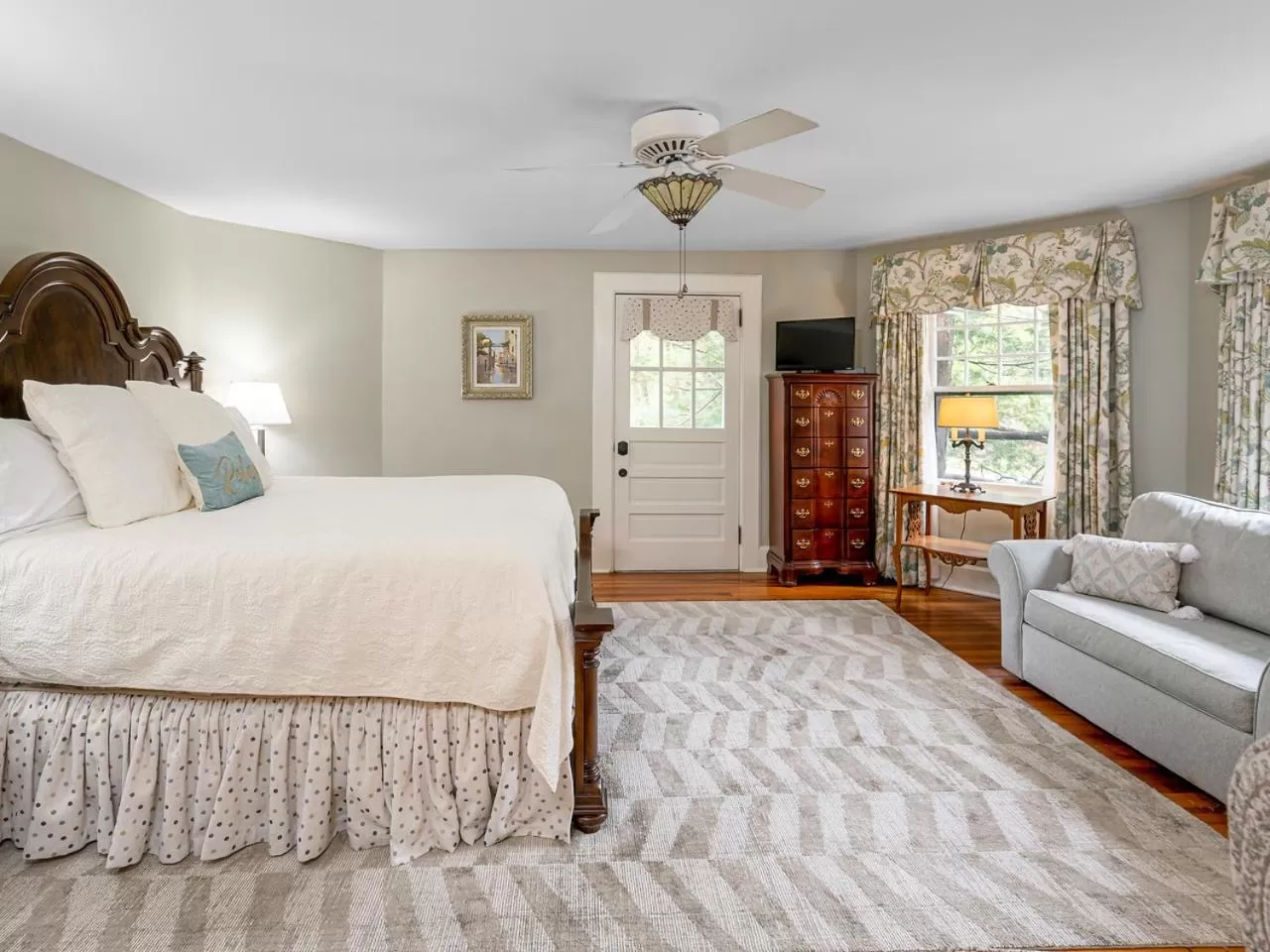 Photo of the whole room, Bed in Pinecrest Bed & Breakfast