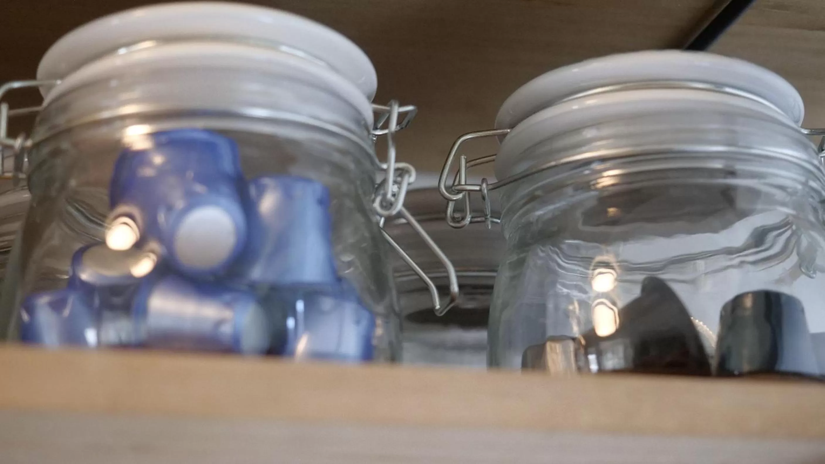 Coffee/tea facilities in Houseboat apartment with water terrace, free parking, free bikes & fast wifi