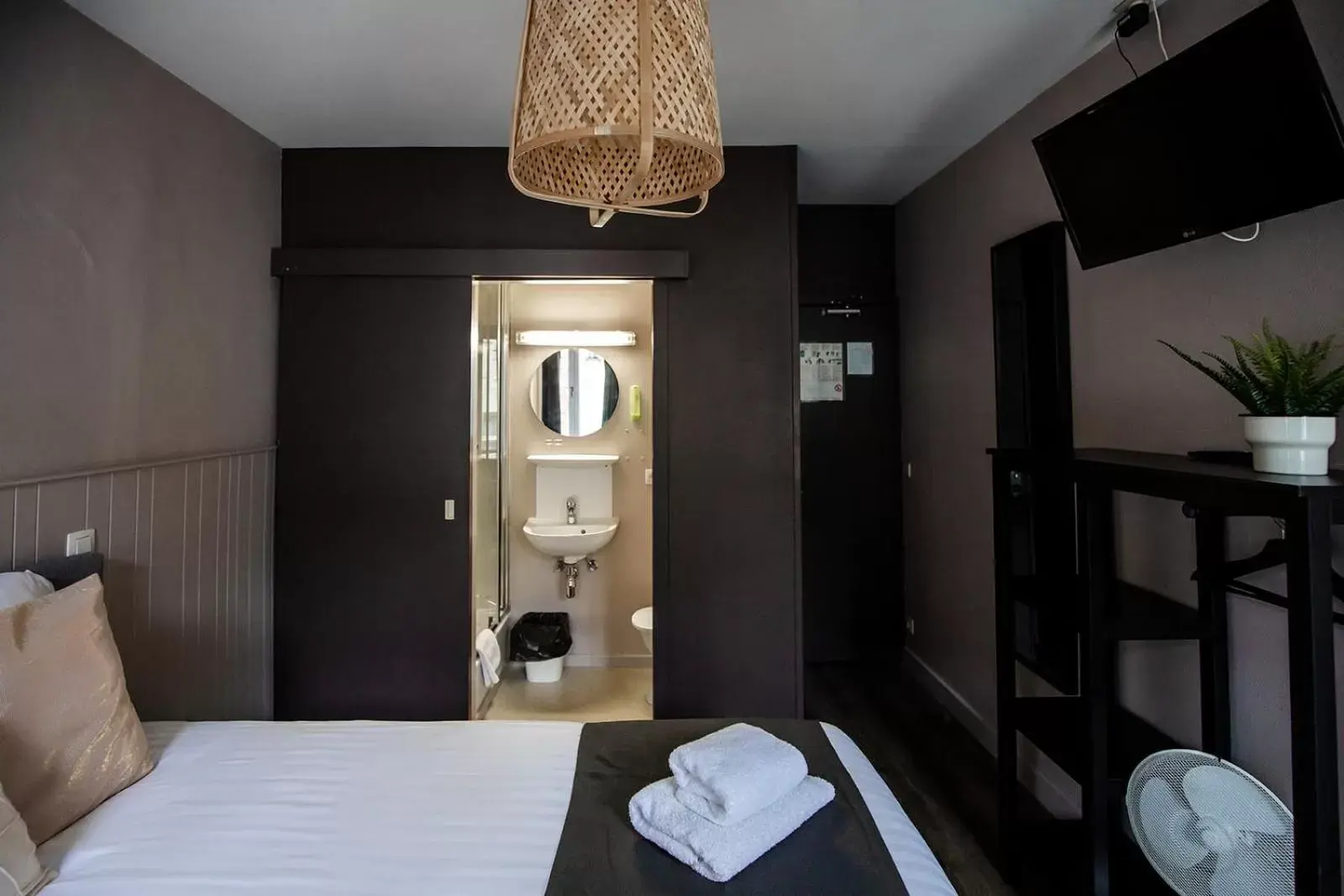 Bathroom, Bed in Hotel Rose Red