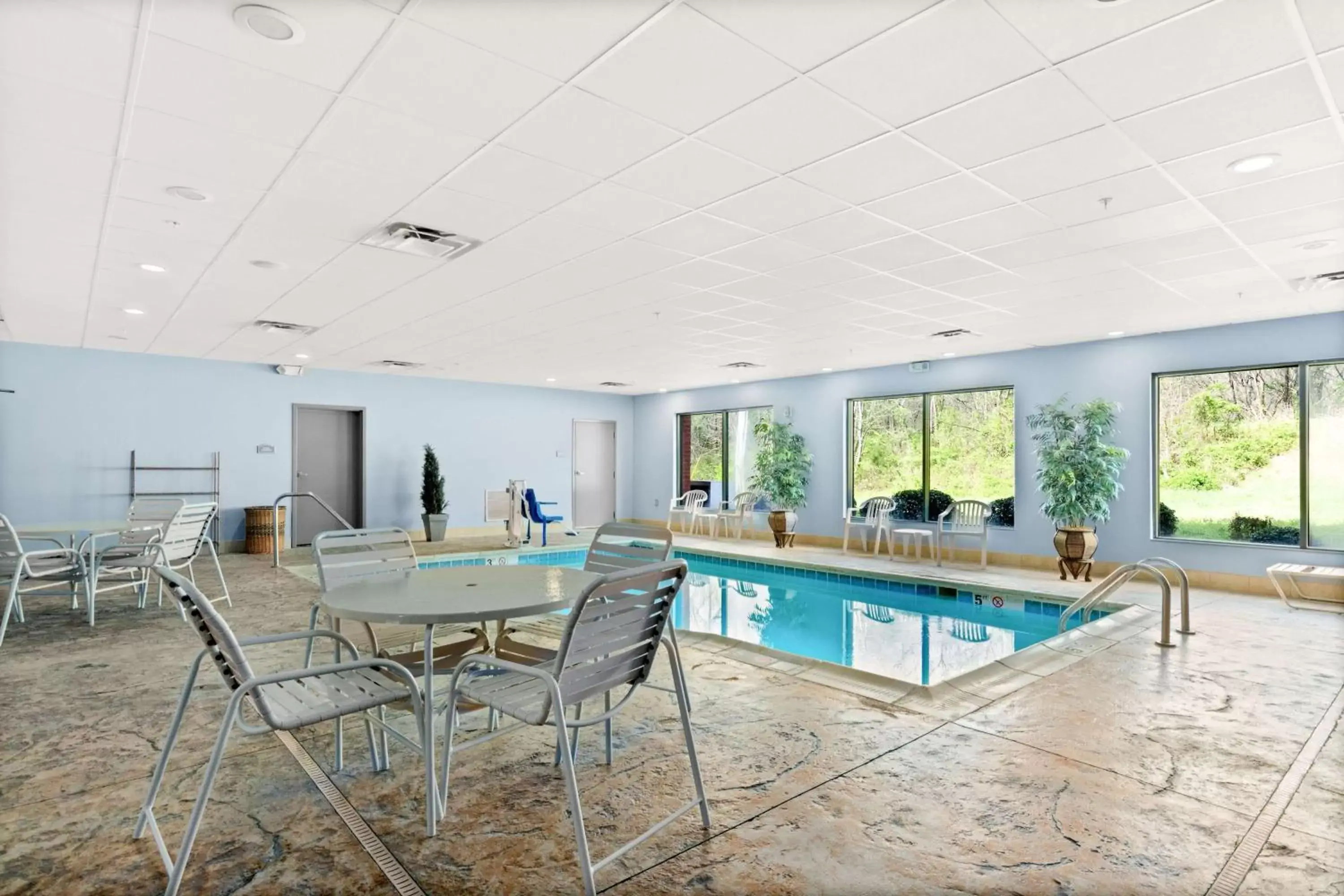 On site, Swimming Pool in SureStay Plus Hotel By Best Western Portland Route 52 West