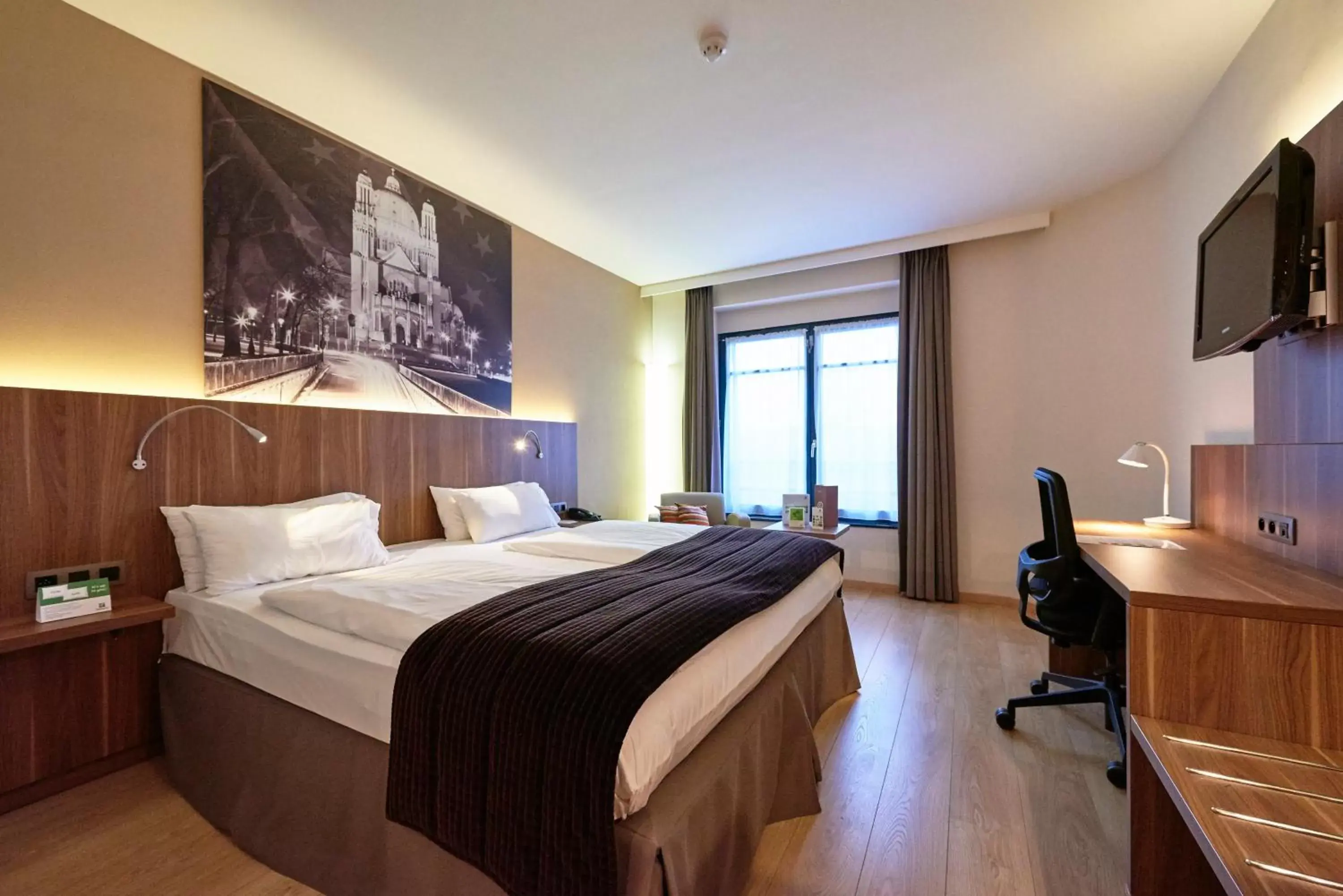 Photo of the whole room, Bed in Holiday Inn Brussels Schuman, an IHG Hotel