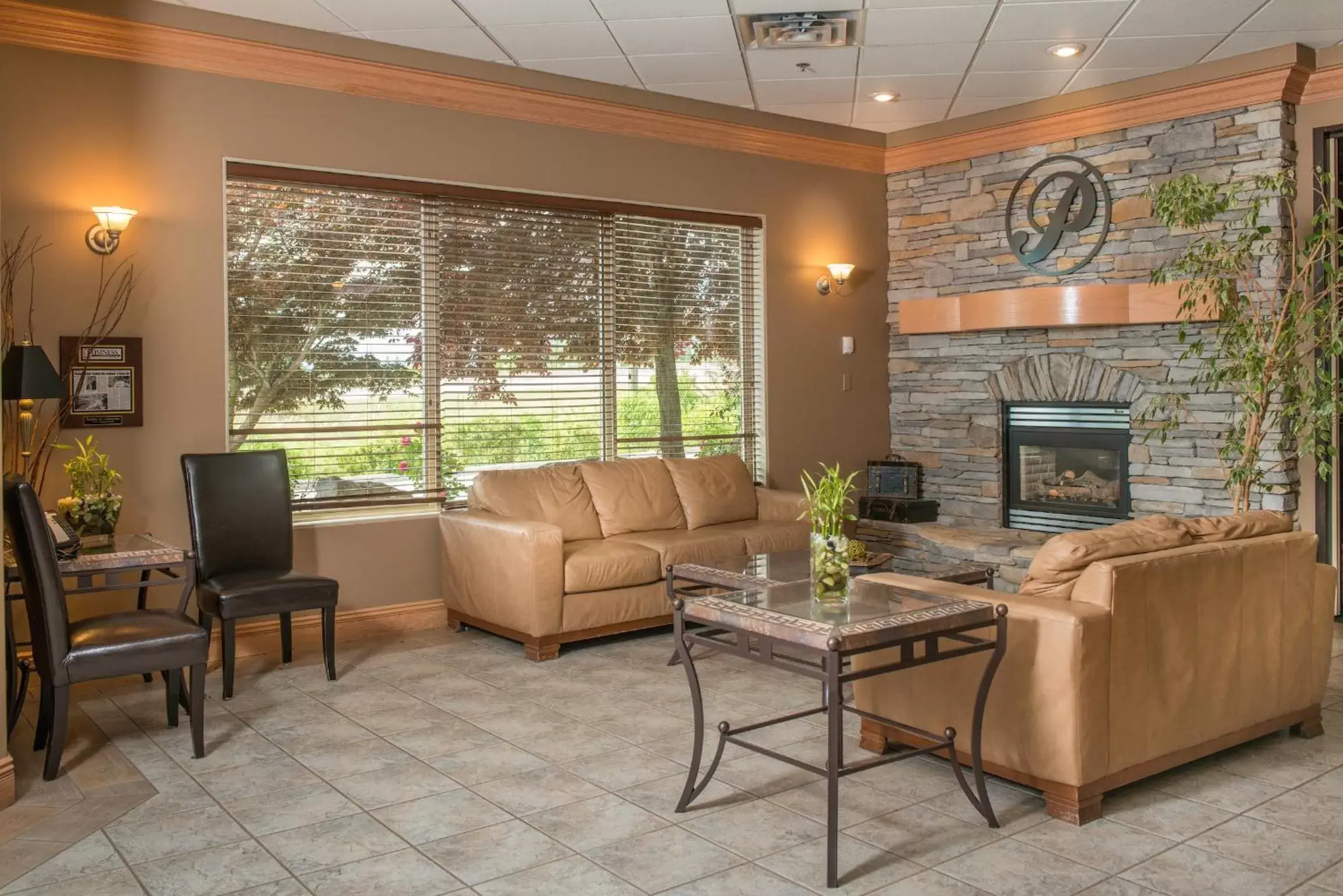 Lobby or reception, Lobby/Reception in Hilltop Inn - Salmon Arm