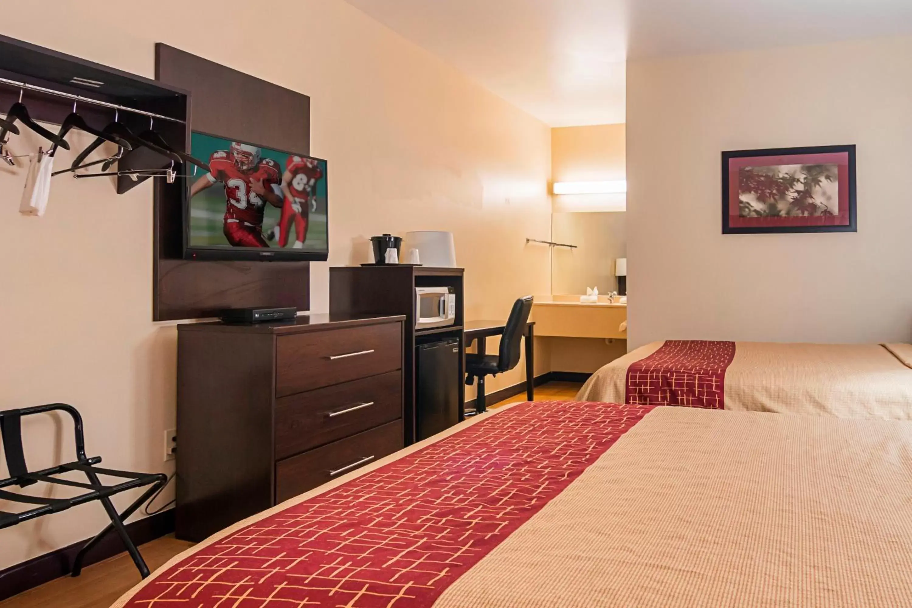 Photo of the whole room, Bed in Red Roof Inn & Suites Lake Orion / Auburn Hills