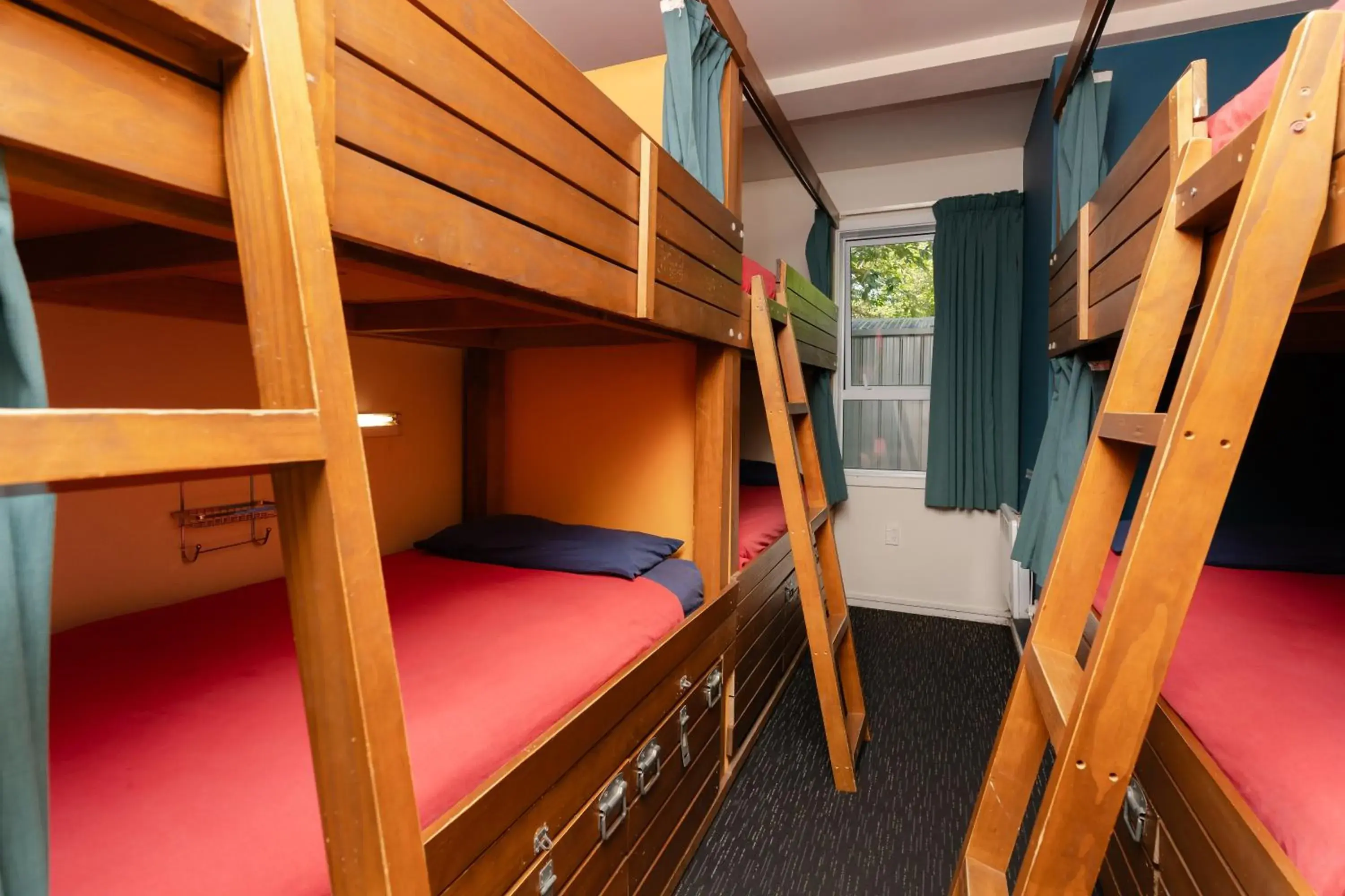 Bed in 6-Bed Dormitory Room in Haka Lodge Auckland