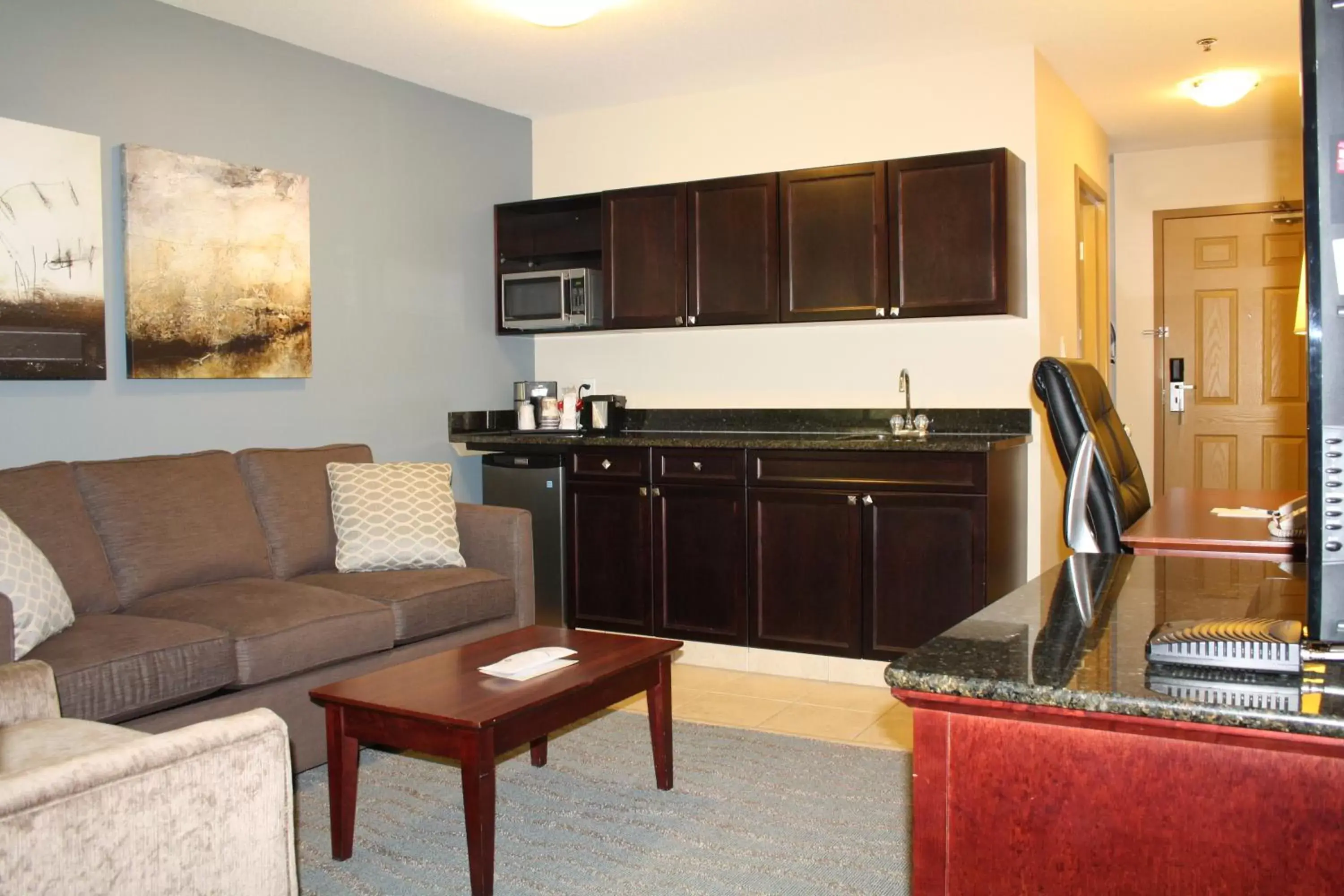 Kitchen/Kitchenette in Best Western Rocky Mountain House