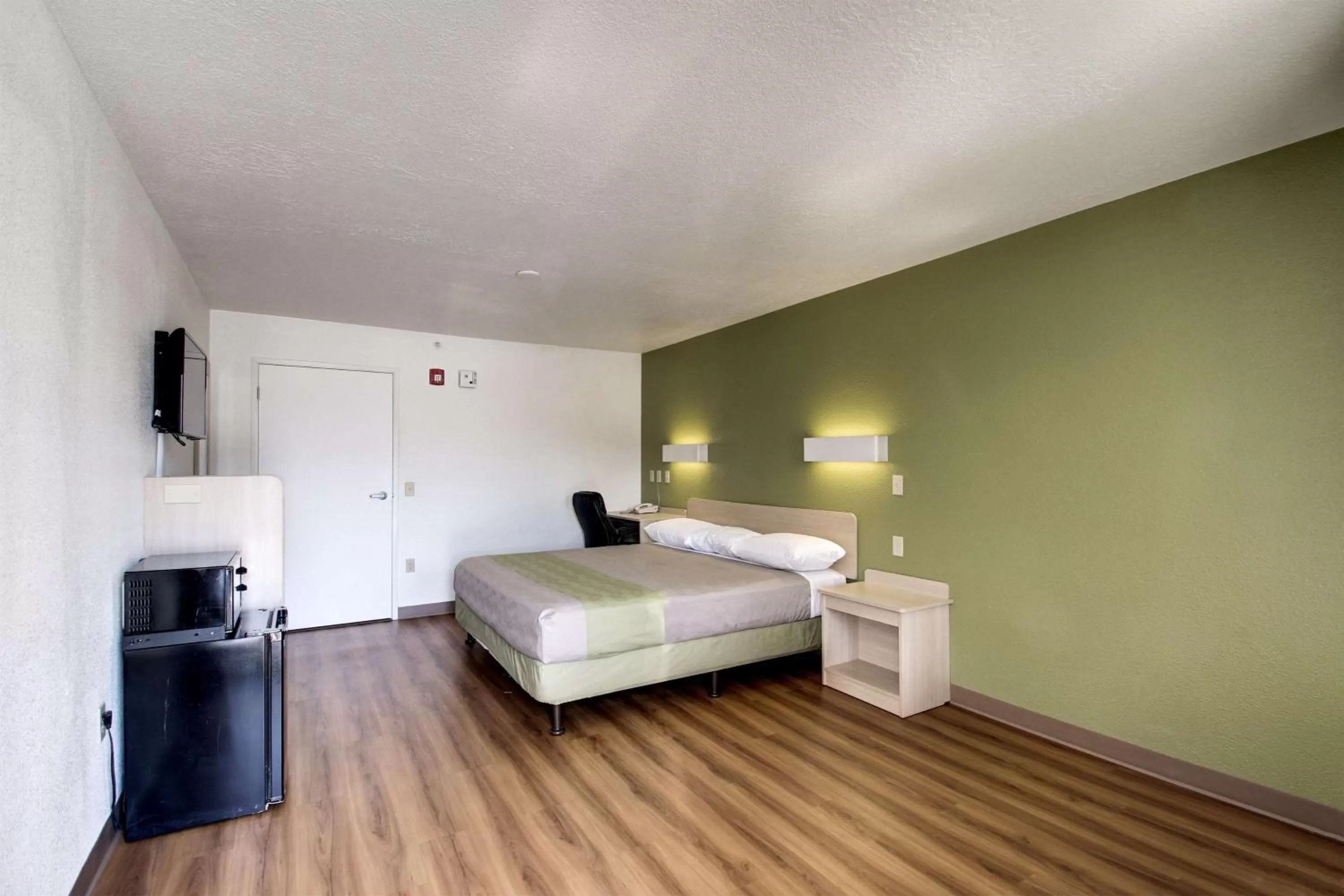 TV and multimedia in Motel 6-Ogden, UT - Riverdale