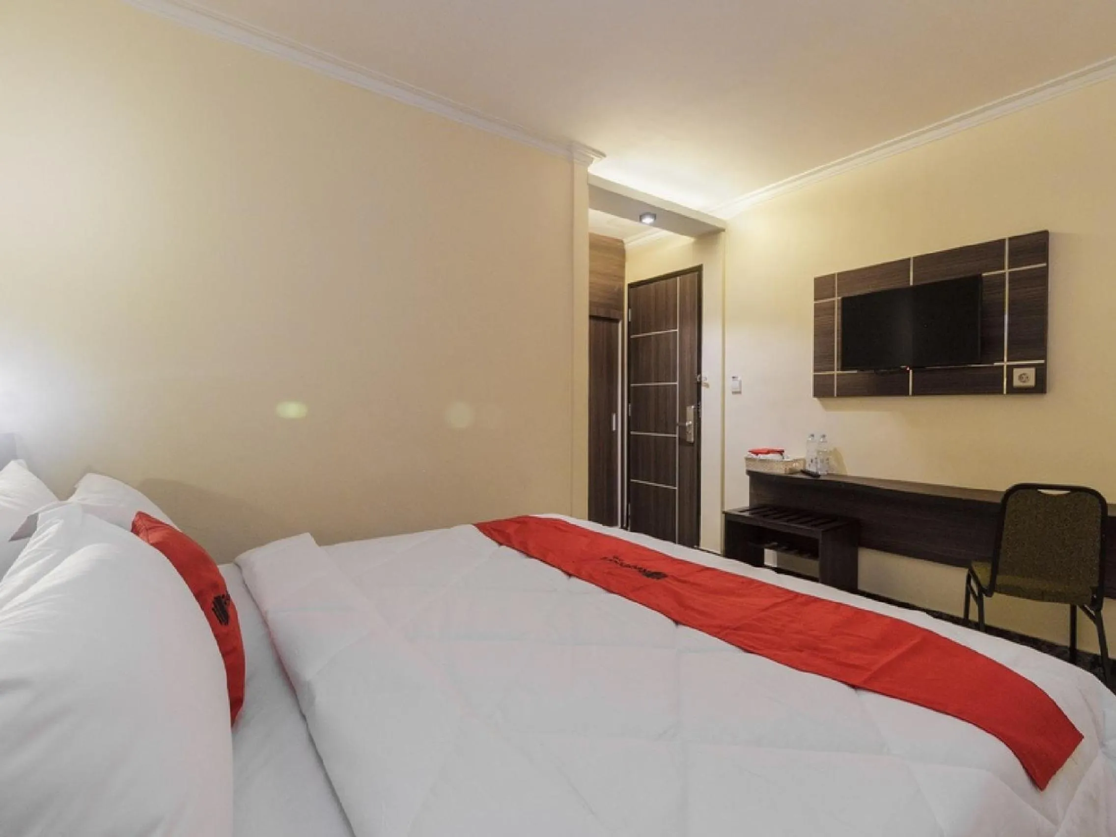 Bedroom, Bed in RedDoorz Plus at Boulevard Panakkukang Makassar