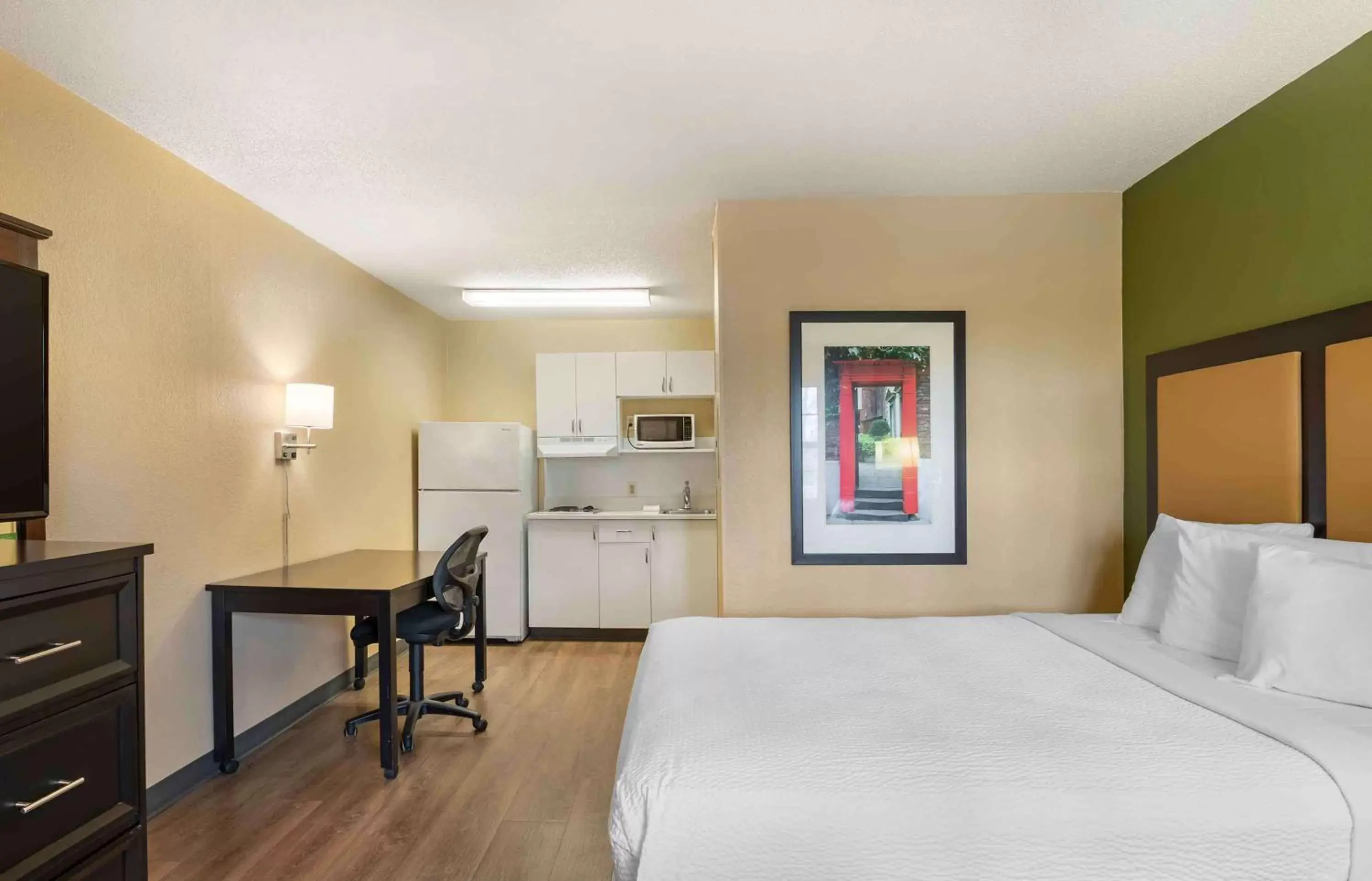 Bedroom, Bed in Extended Stay America Suites - Newport News - Oyster Point