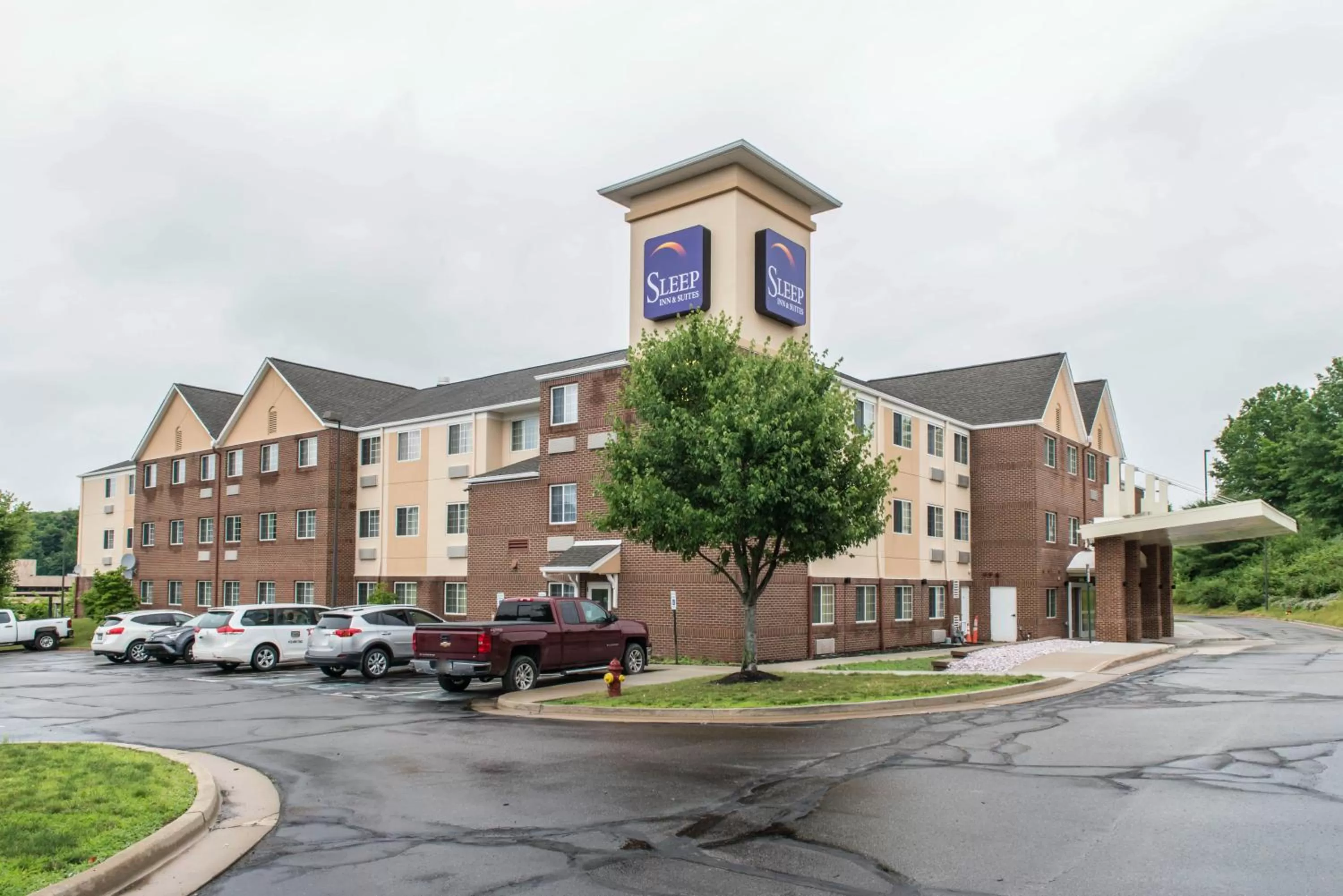 Property building in MainStay Suites Pittsburgh Airport
