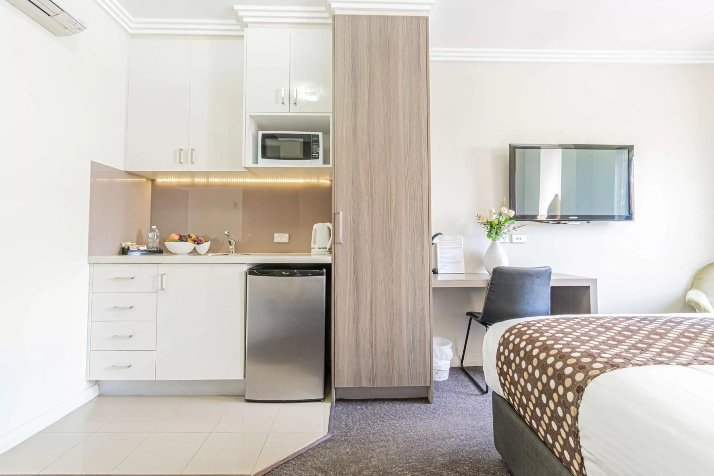 Photo of the whole room, Kitchen/Kitchenette in Best Western Plus Camperdown Suites