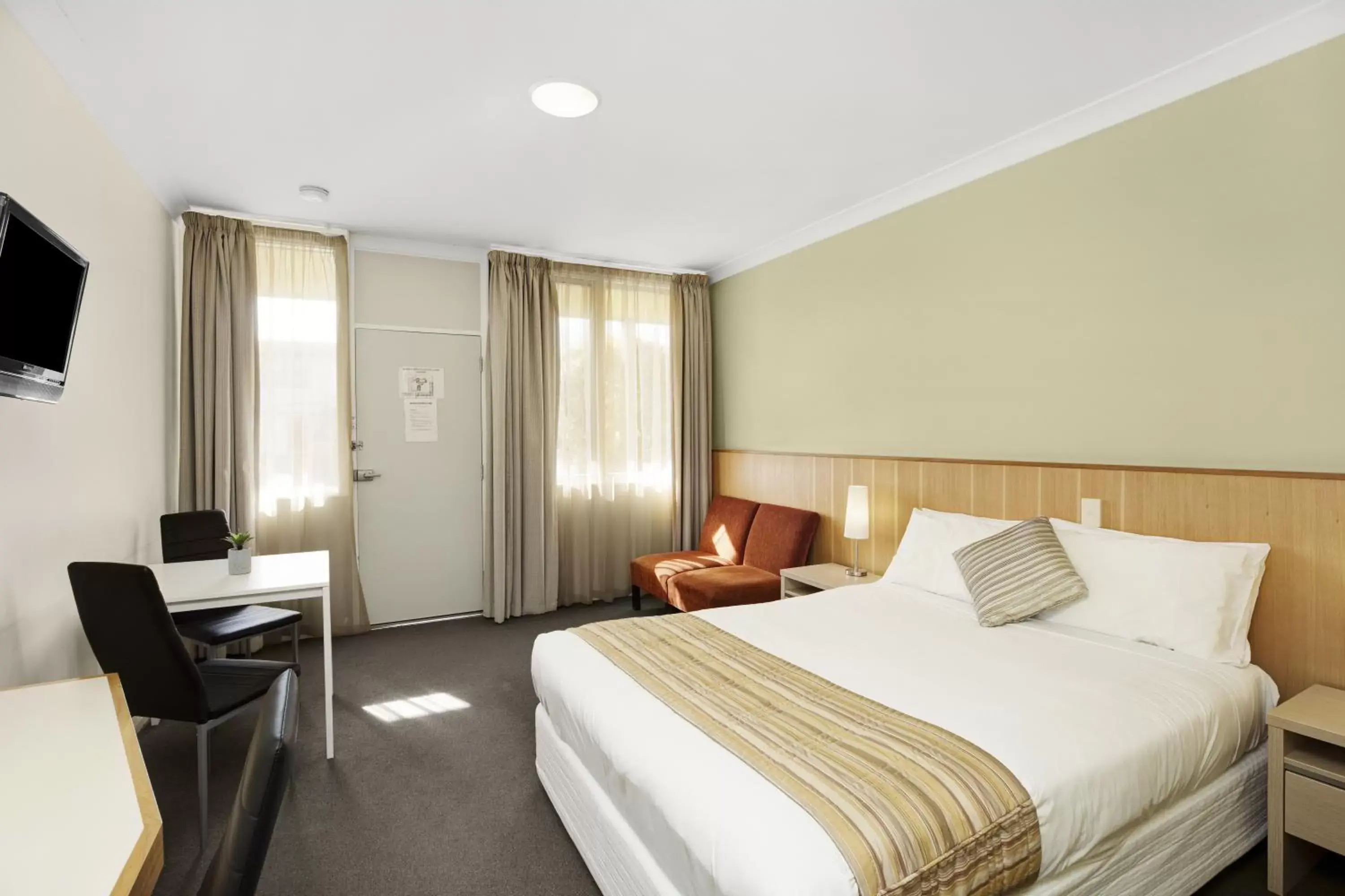 Photo of the whole room, Bed in Adelaide Road Motor Lodge