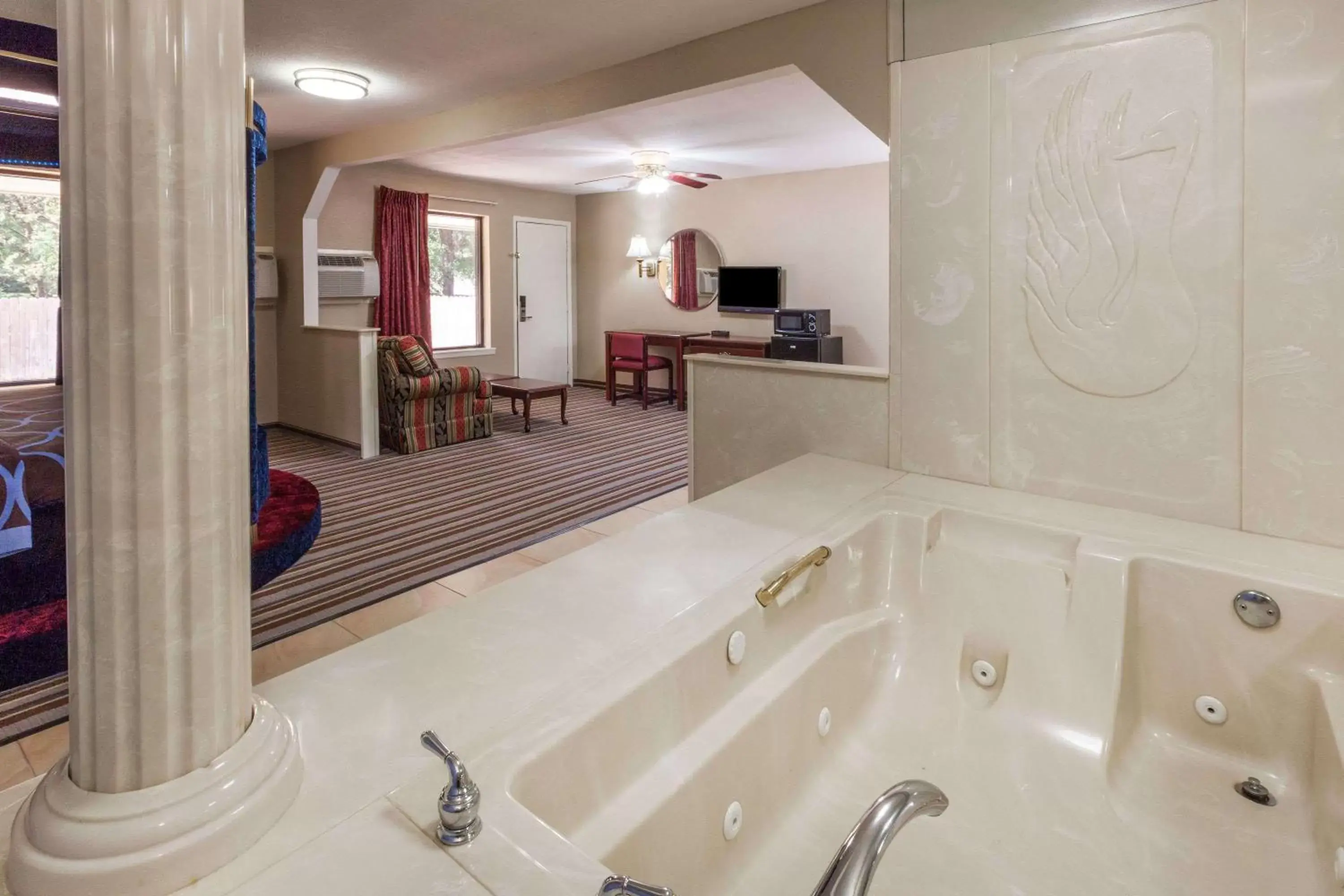 Hot Tub, Bathroom in Super 8 by Wyndham Mt. Pleasant TX