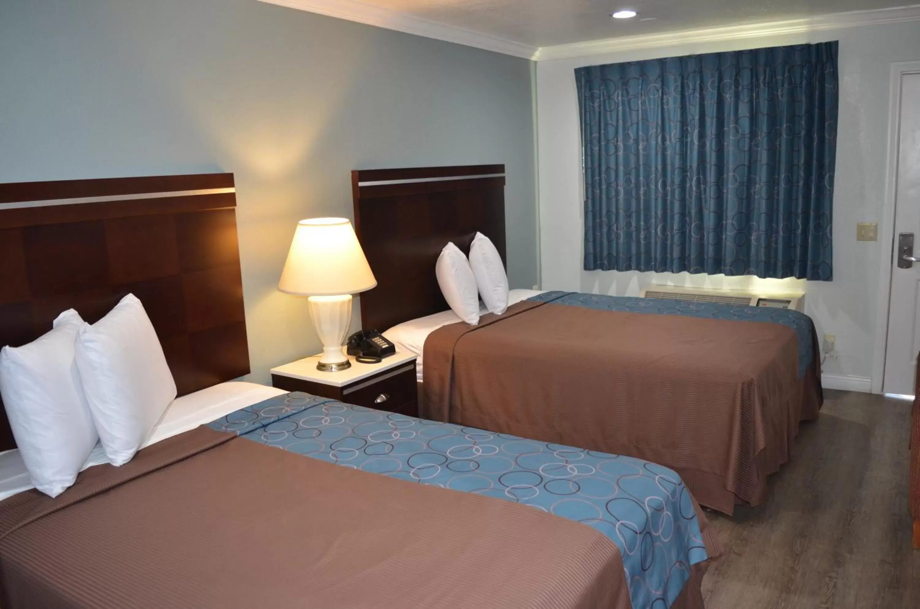 Bedroom, Bed in Welcome Inn Corona Bedroom, Bed in Welcome Inn Corona