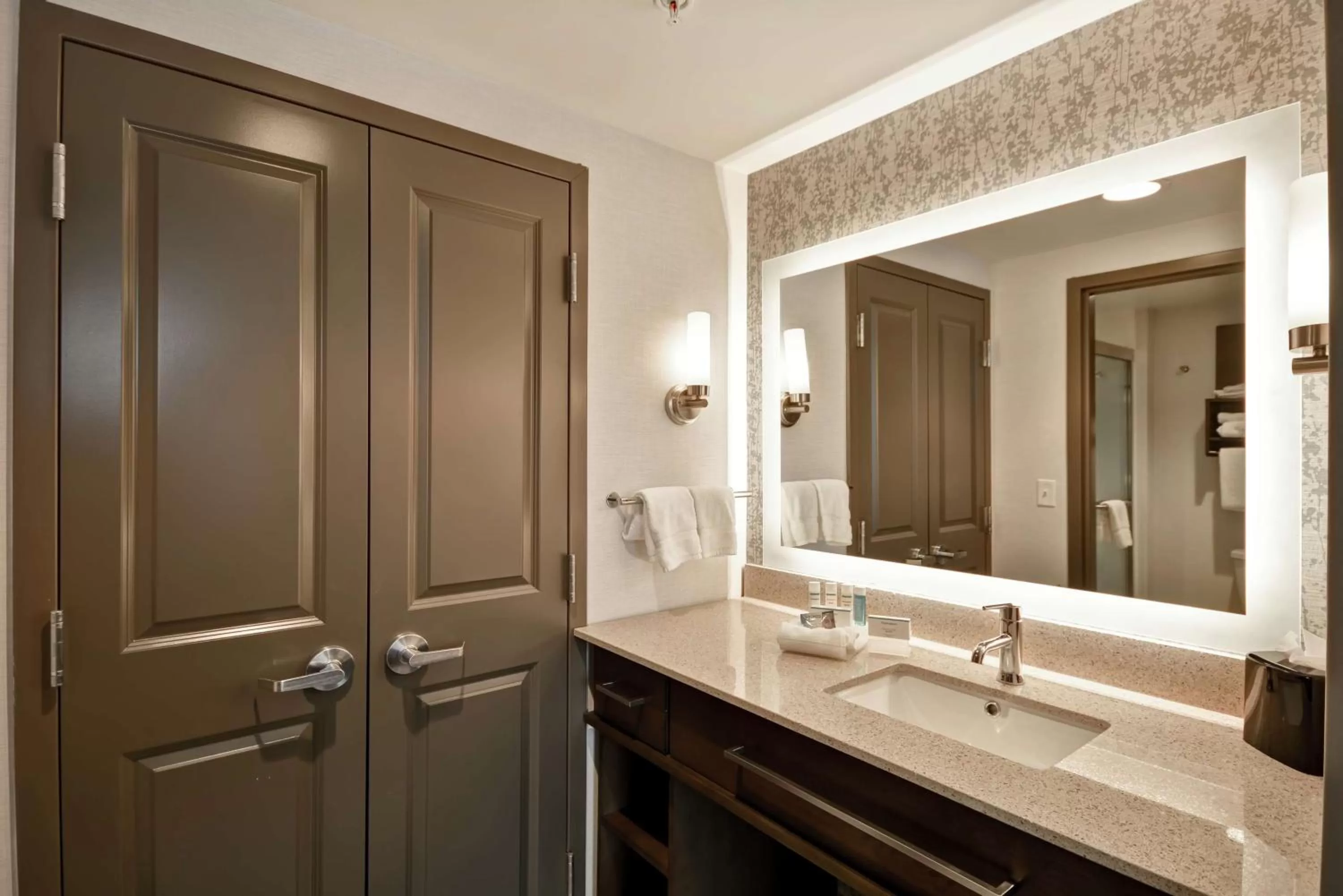 Bathroom in Homewood Suites By Hilton Warren Detroit