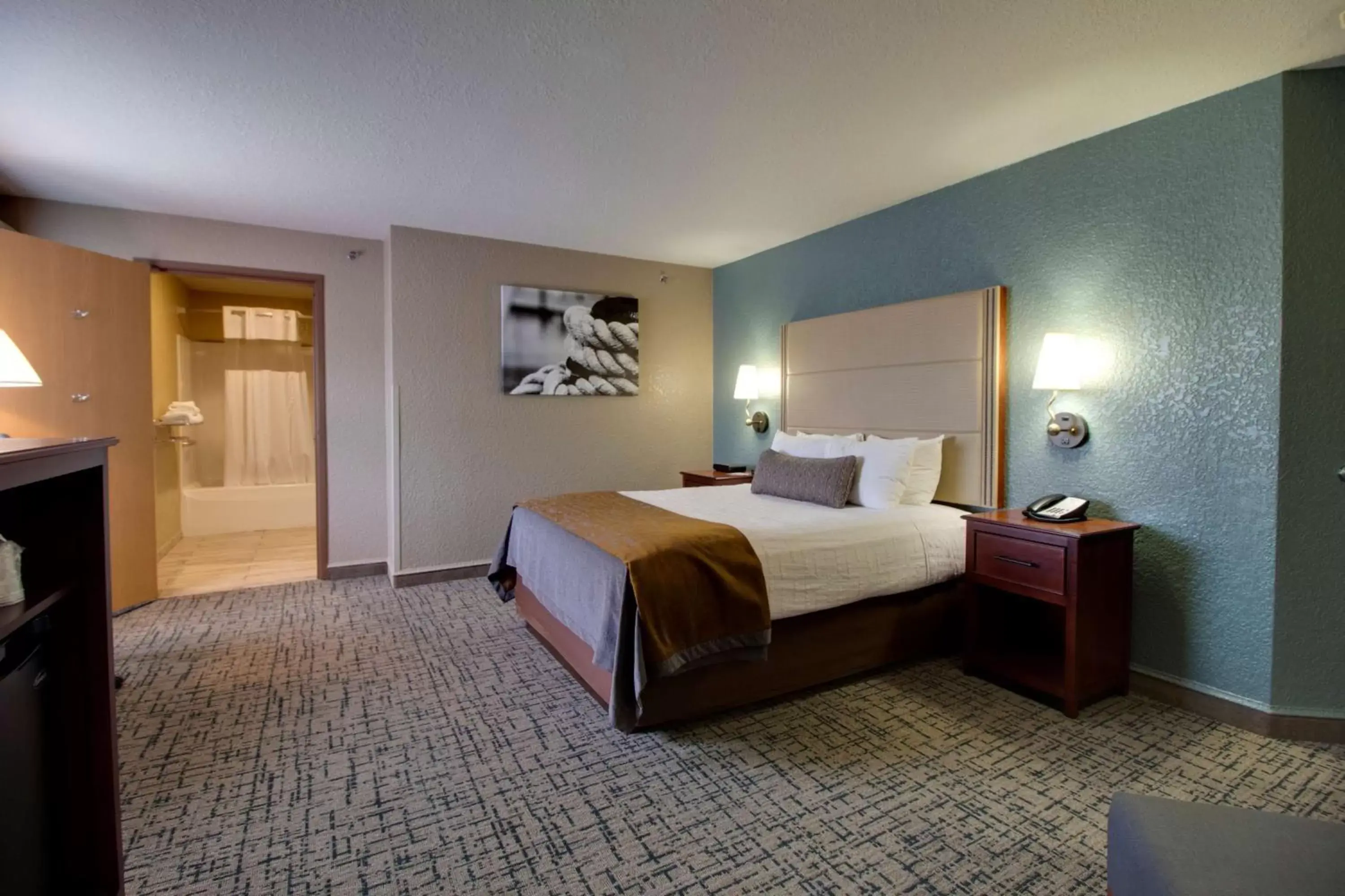 Photo of the whole room, Bed in Best Western Harbour Pointe Lakefront