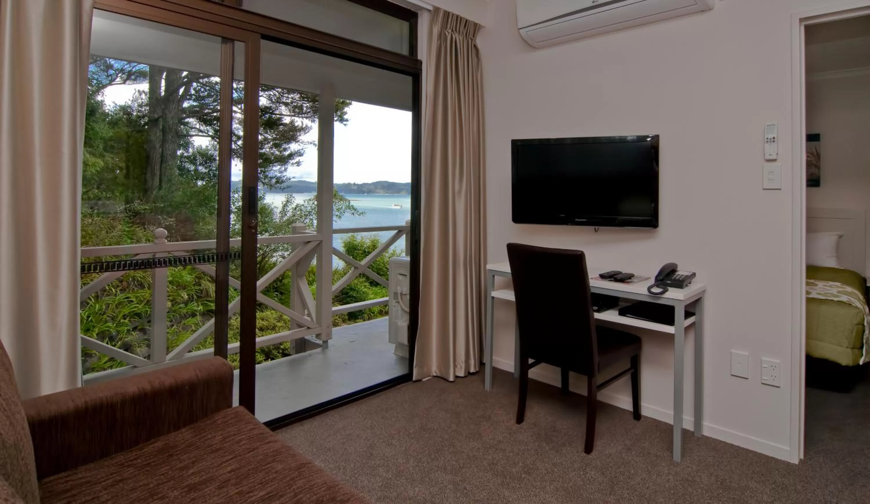 TV and multimedia in Breakwater Motel