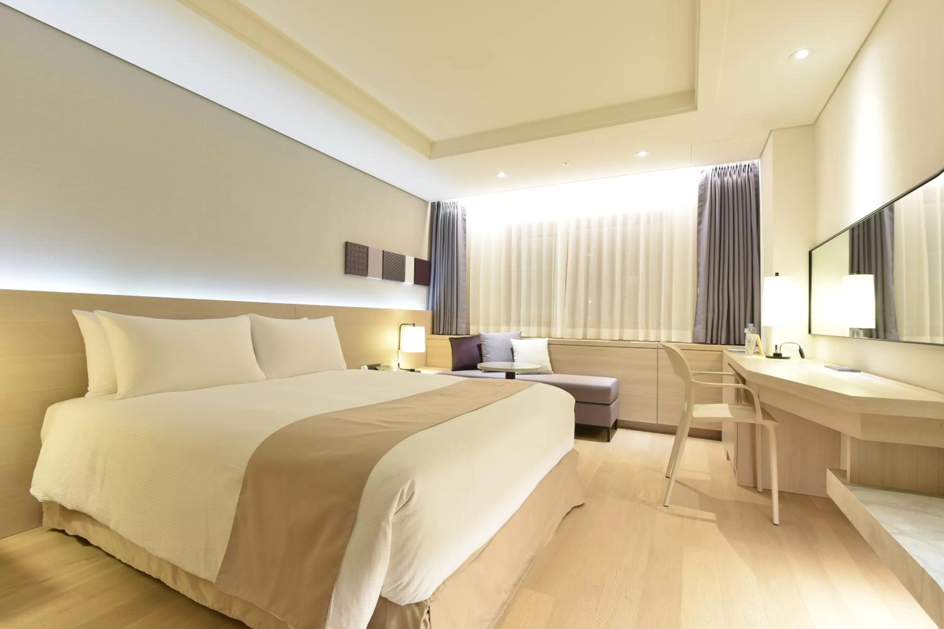 Bedroom, Bed in Pacific Hotel