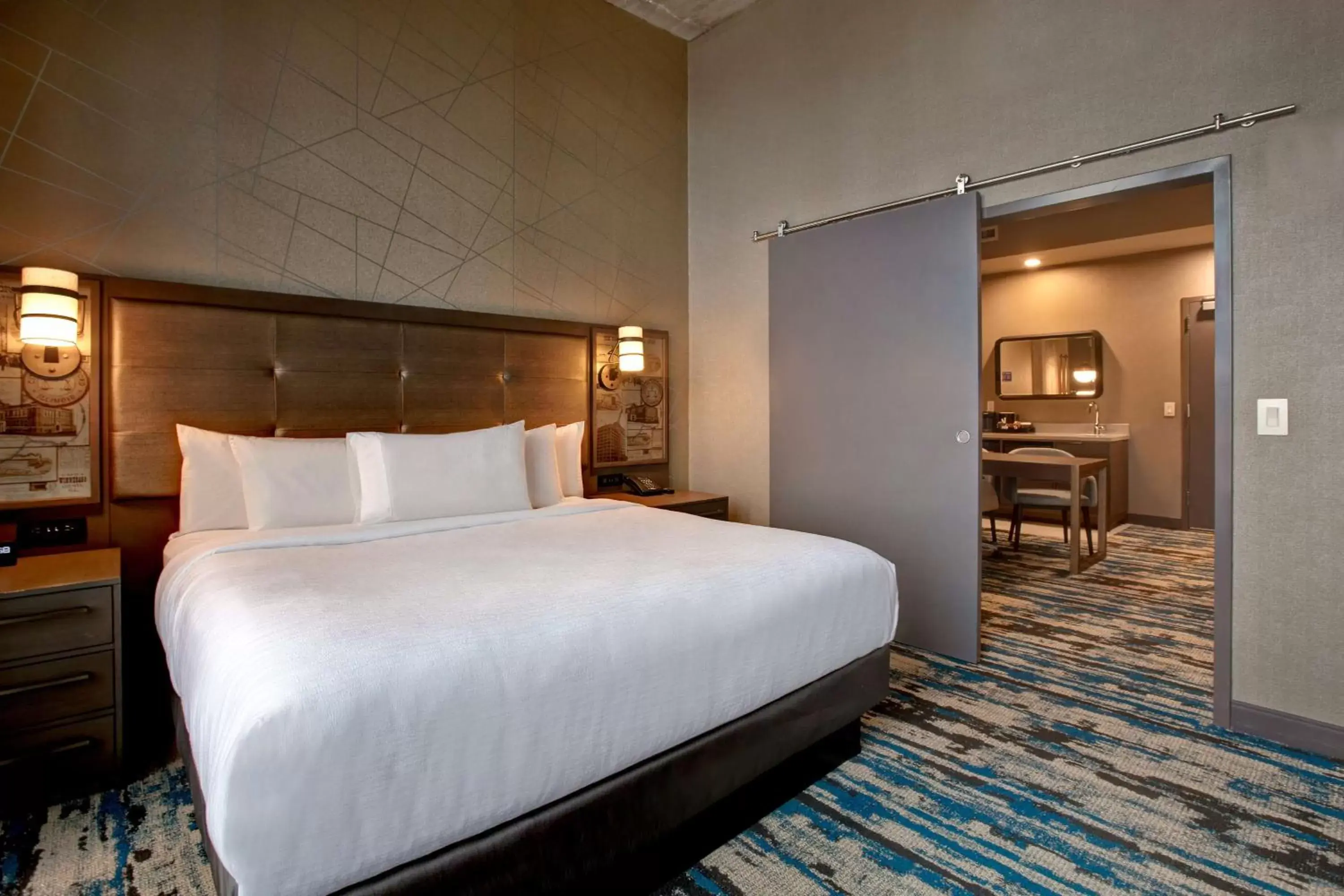 Bed in Embassy Suites By Hilton Rockford Riverfront