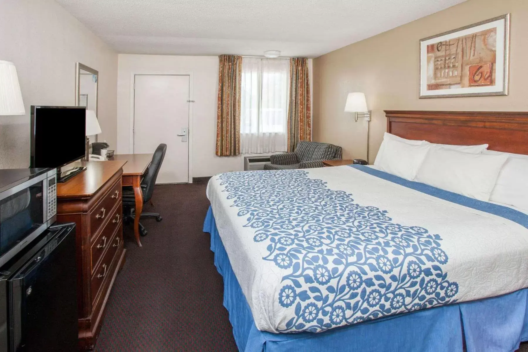 TV and multimedia, Bed in Days Inn by Wyndham Fort Wayne