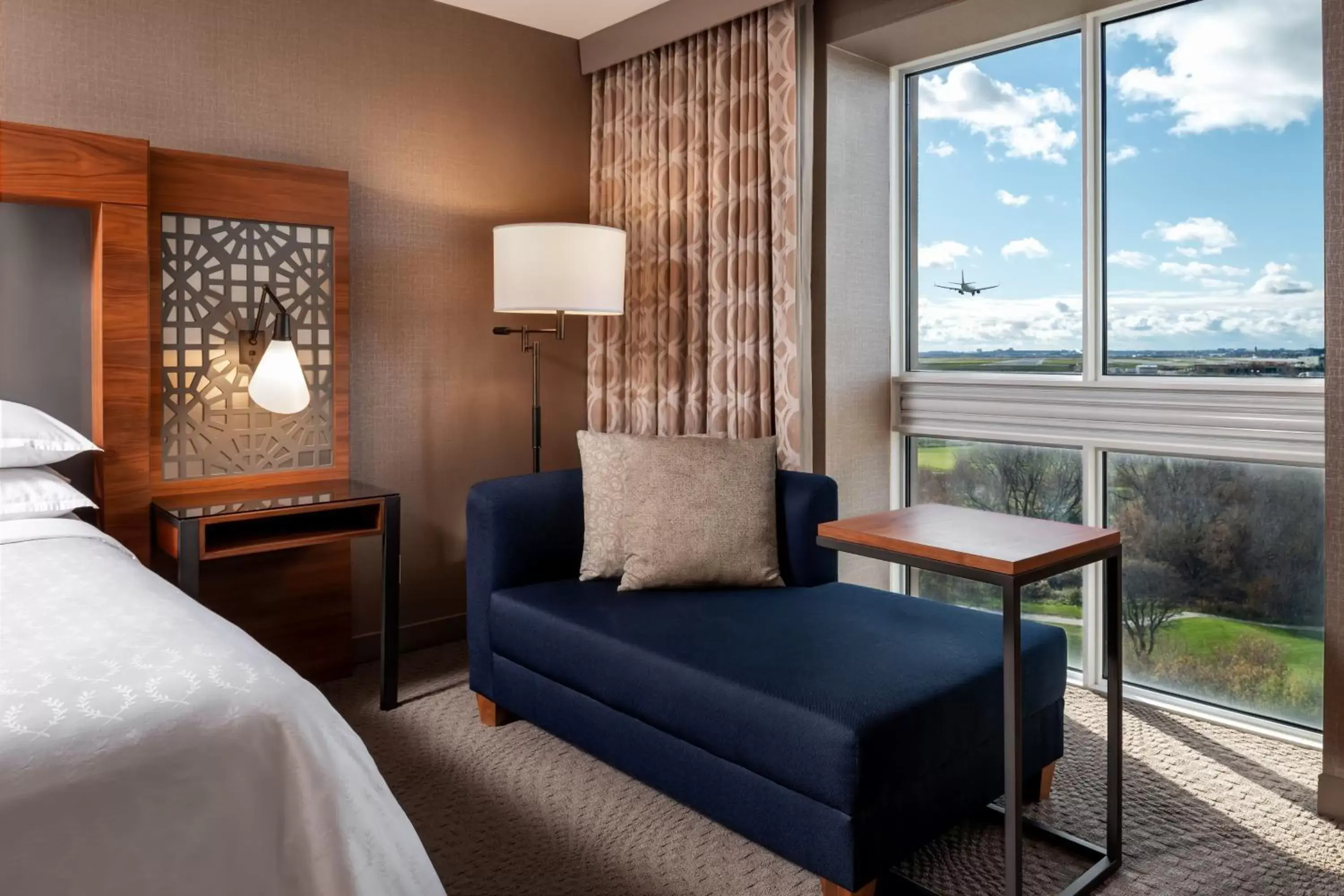 Photo of the whole room, Seating Area in Sheraton Toronto Airport Hotel & Conference Centre