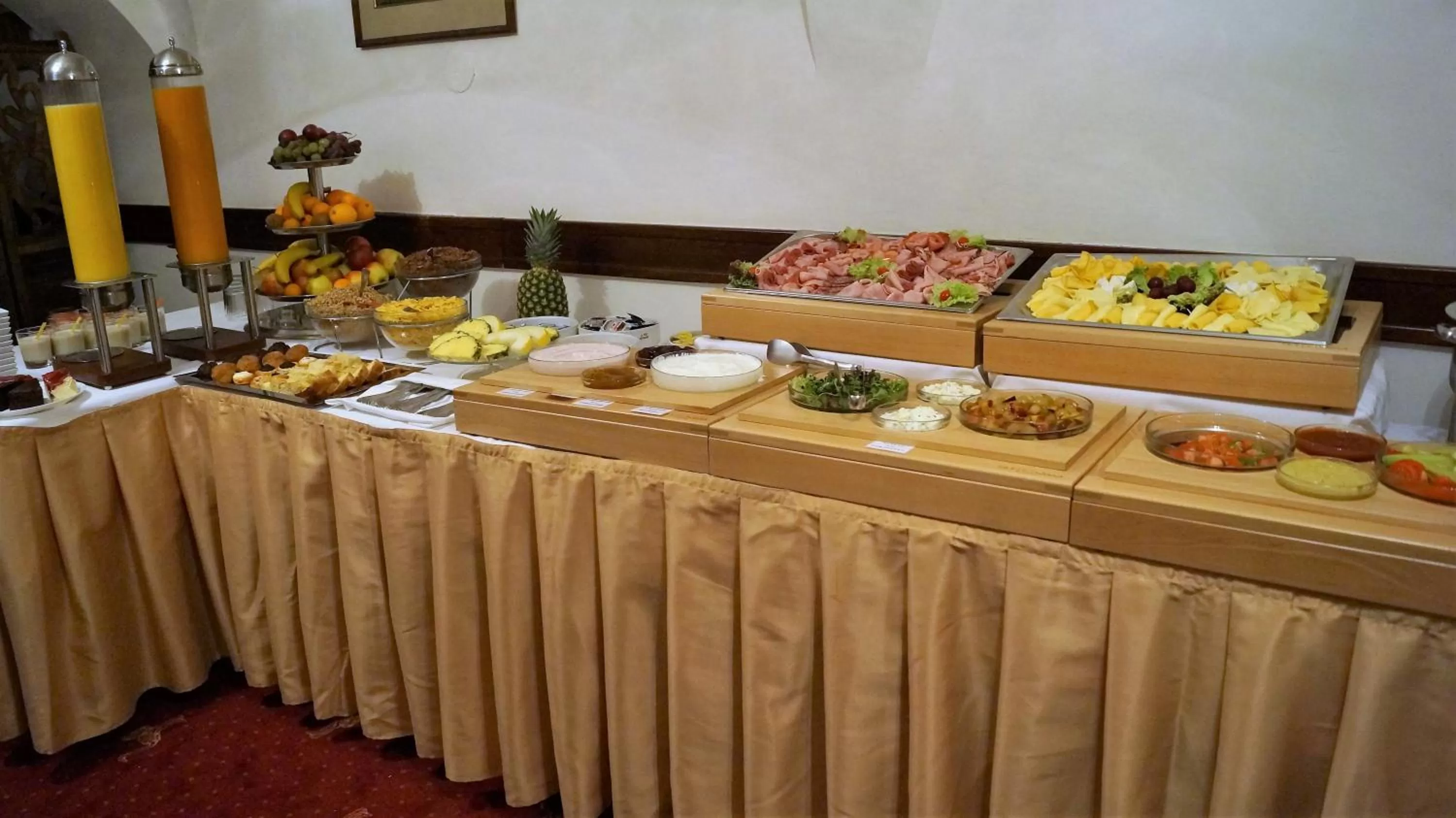 Buffet breakfast in Hotel U 3 Pstrosu
