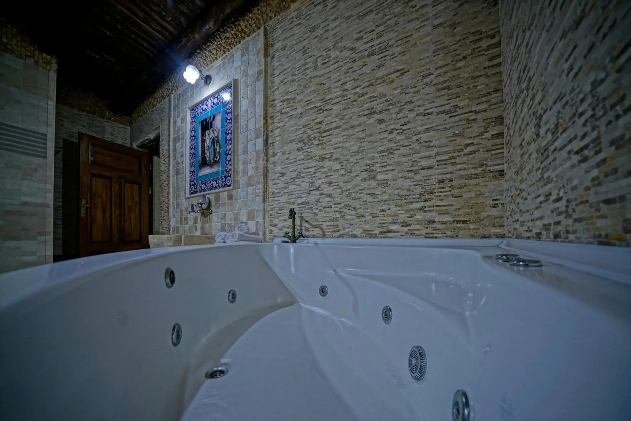 Hot Tub, Bathroom in Holiday Cave Hotel