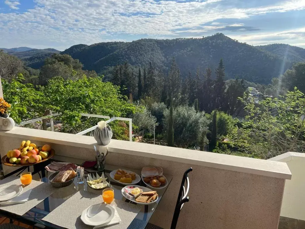 Continental breakfast, Mountain View in Olivella Bed&breakfast