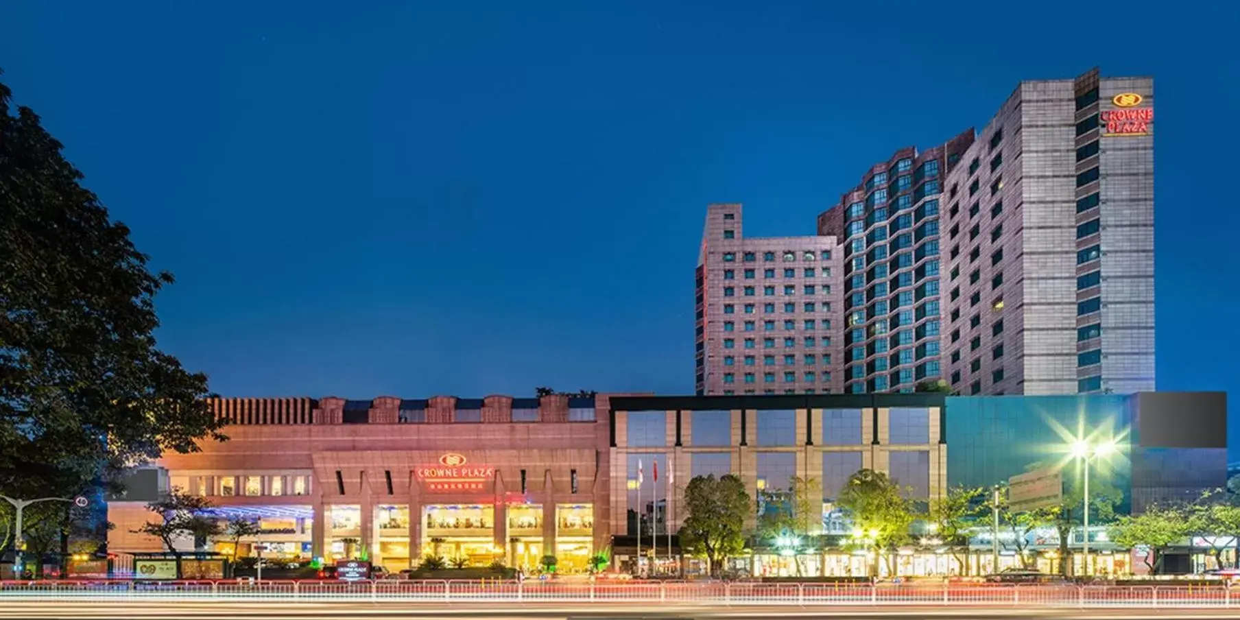 Property Building in Crowne Plaza Foshan, an IHG Hotel - Exclusive bus stations for HKSAR round-trips