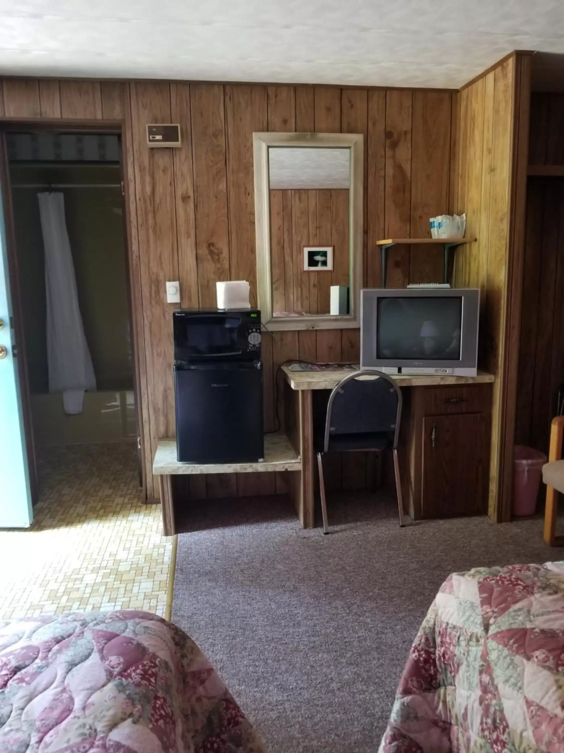 Seating area, TV/Entertainment Center in Little River Motel Saint Regis