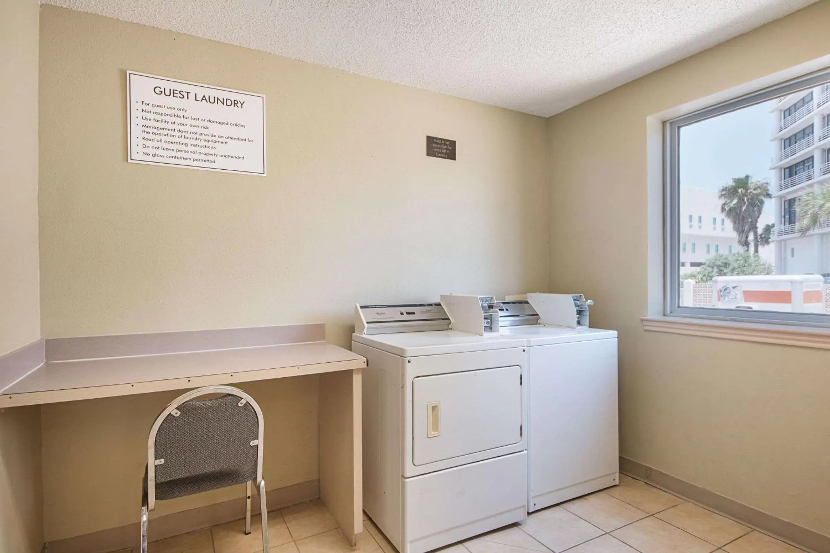 On site, Kitchen/Kitchenette in Comfort Suites Beachside