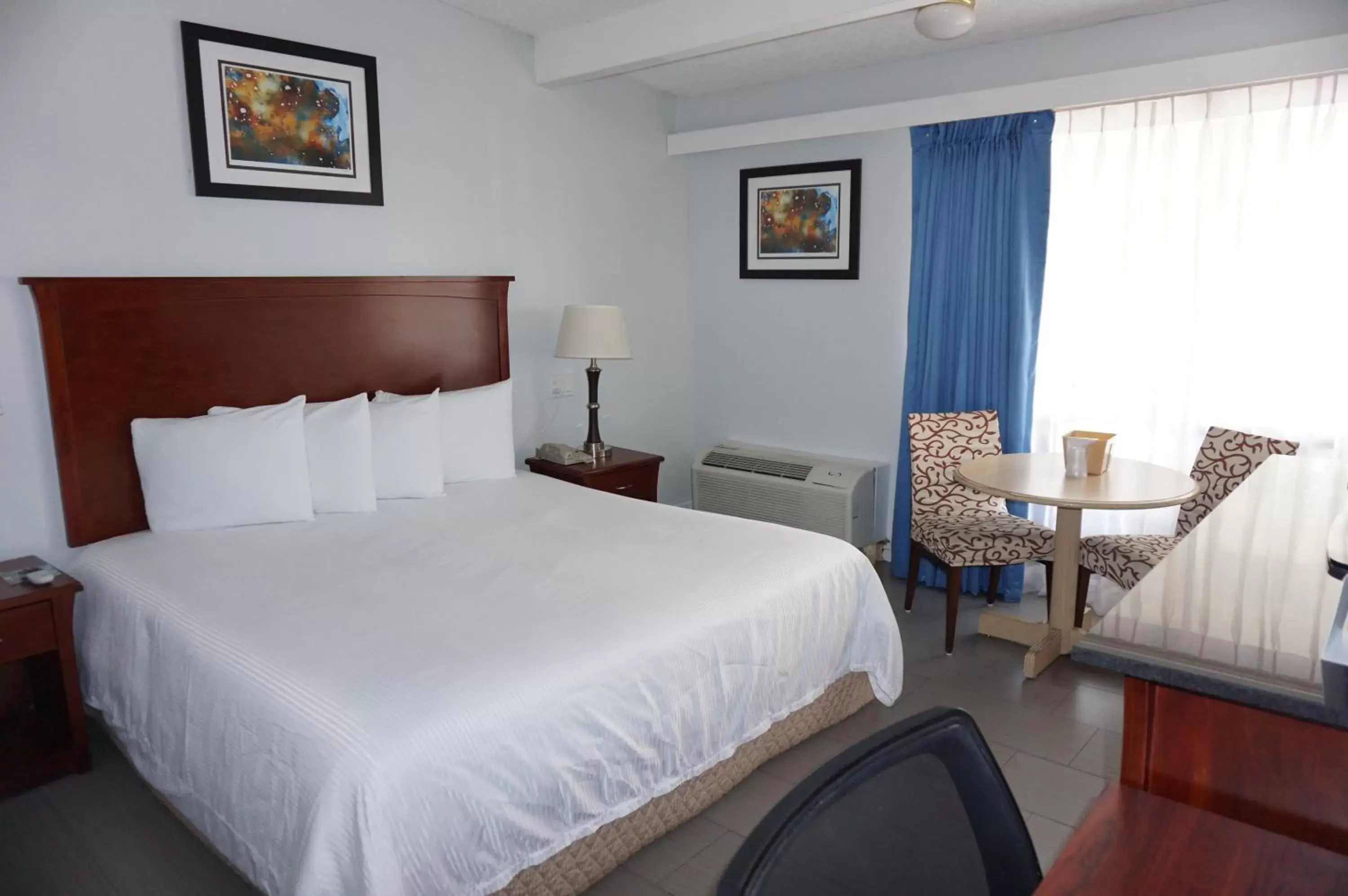 Bed in The Hollywood Gateway Inn Bed in The Hollywood Gateway Inn