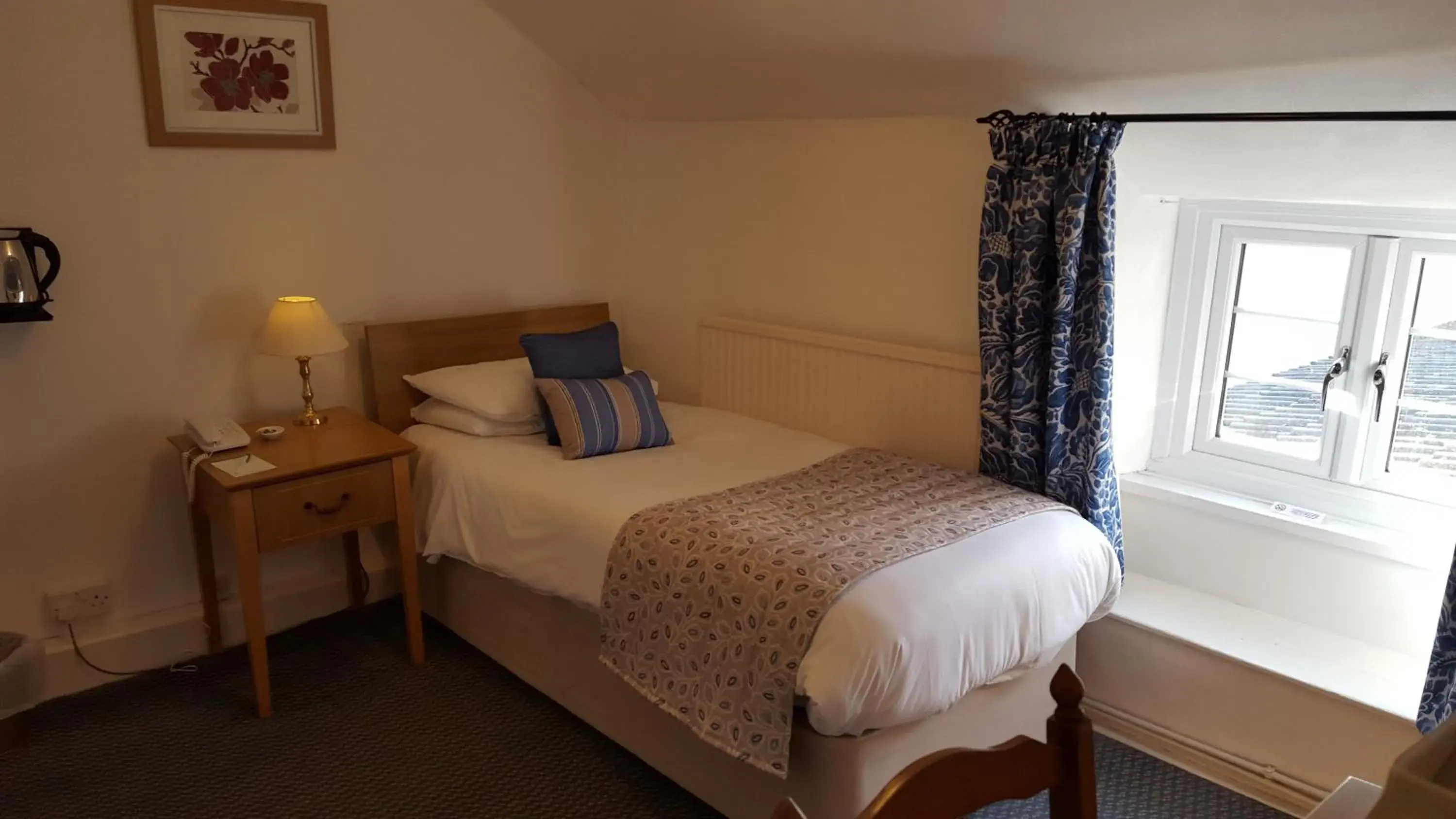 Photo of the whole room, Bed in Apple Tree Hotel