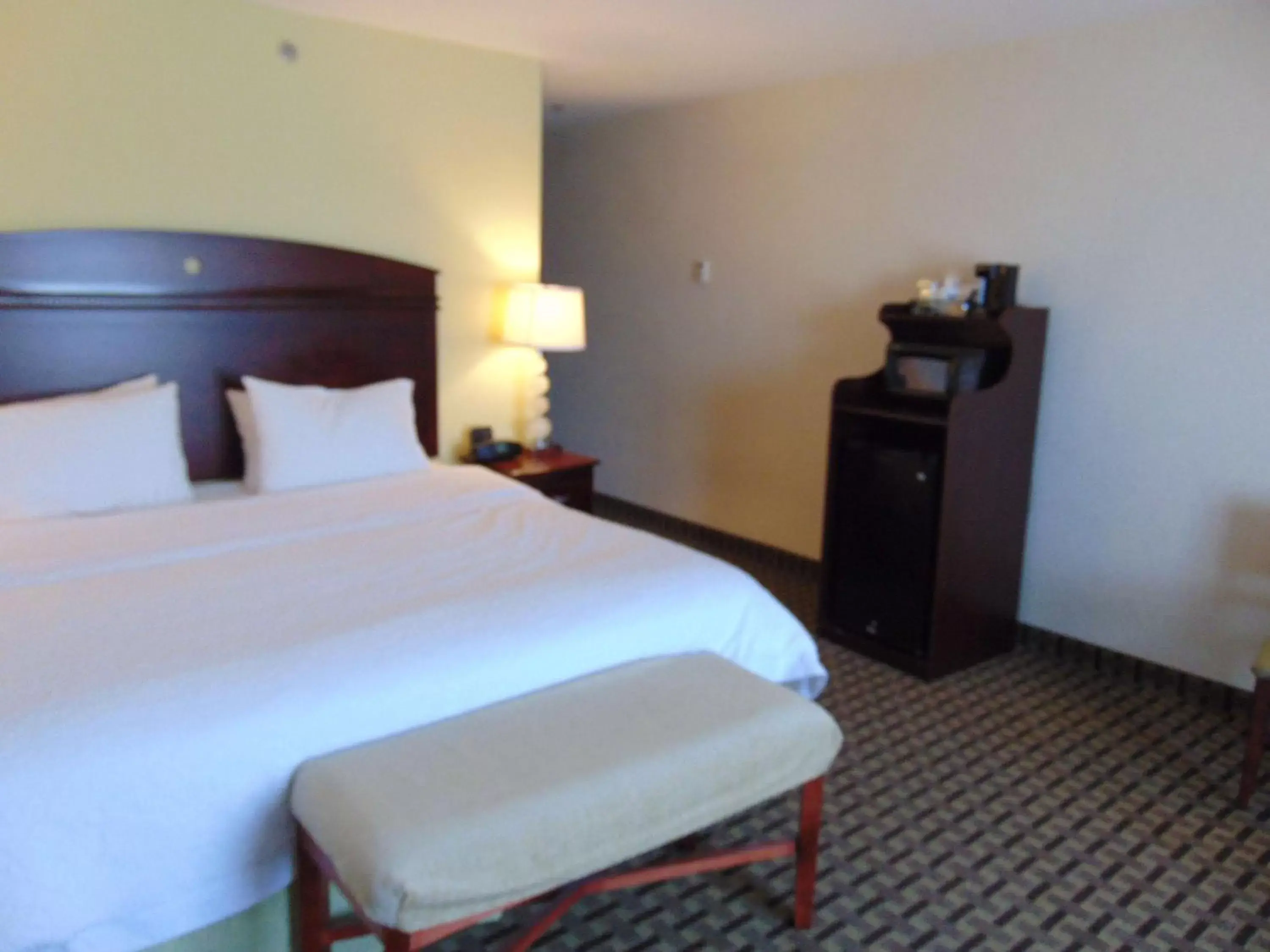 Bed in Hampton Inn & Suites Cleveland-Mentor