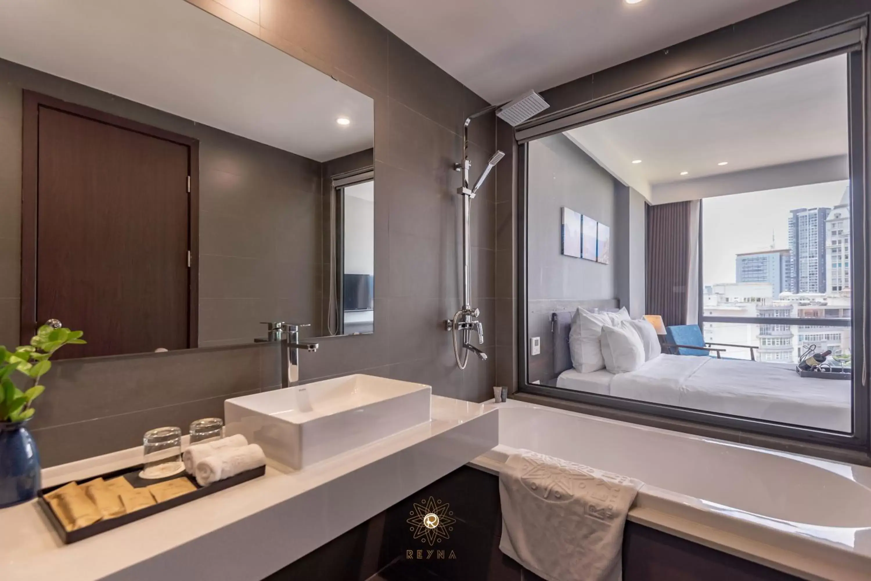 Bathroom, Bed in Reyna Hotel Hanoi & Spa Bathroom, Bed in Reyna Hotel Hanoi & Spa