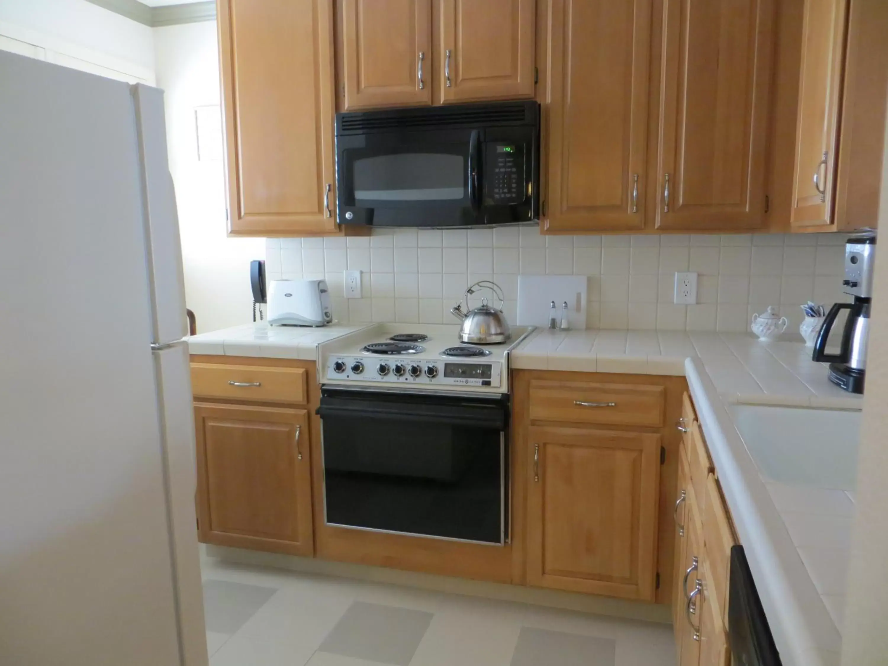 Kitchen or kitchenette, Kitchen/Kitchenette in Cow Hollow Inn and Suites